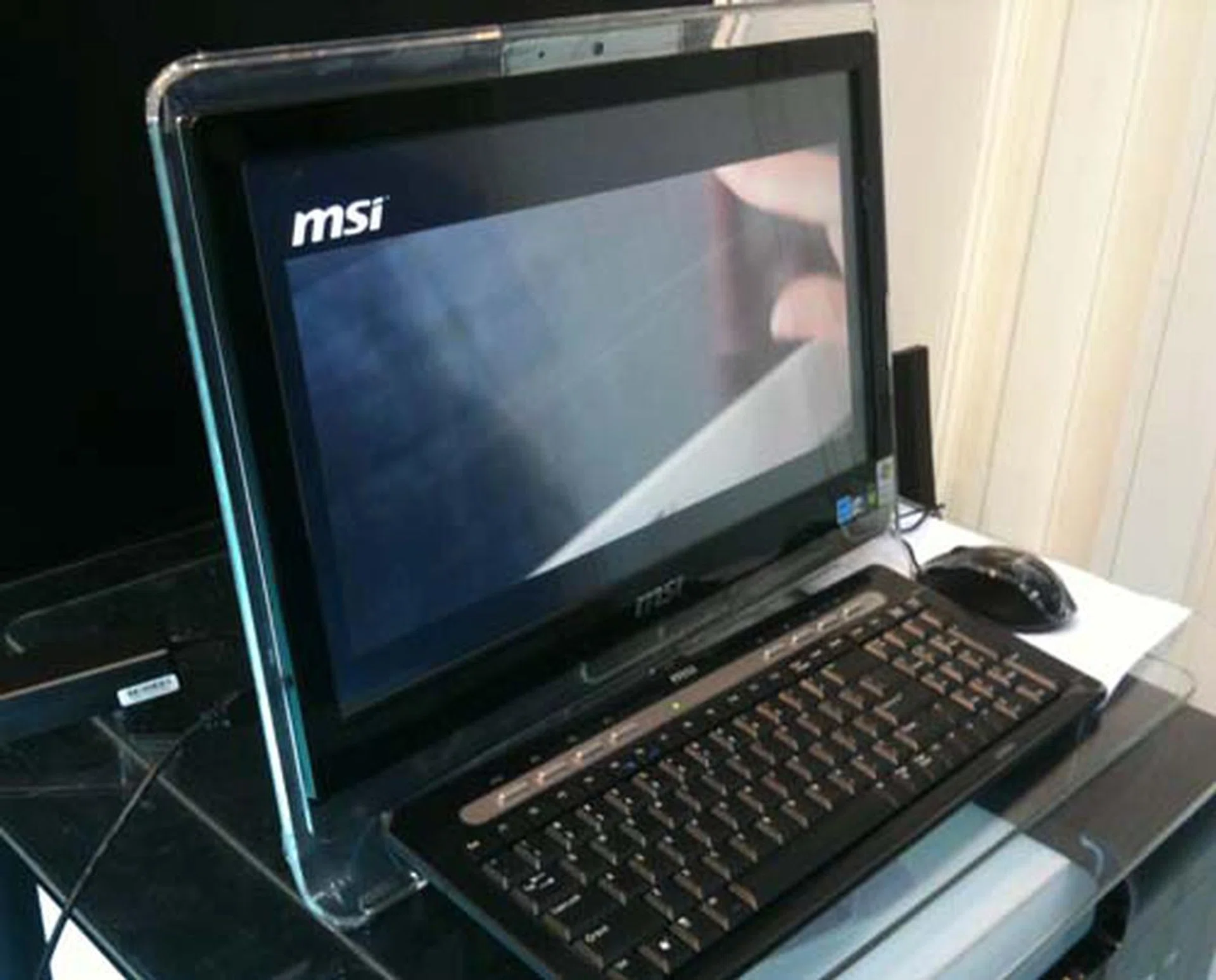 Last on our Intel Atom bandwagon is this MSI AIO the MSI AE1900 that's retailing for just $999 and boasts of power saving features.