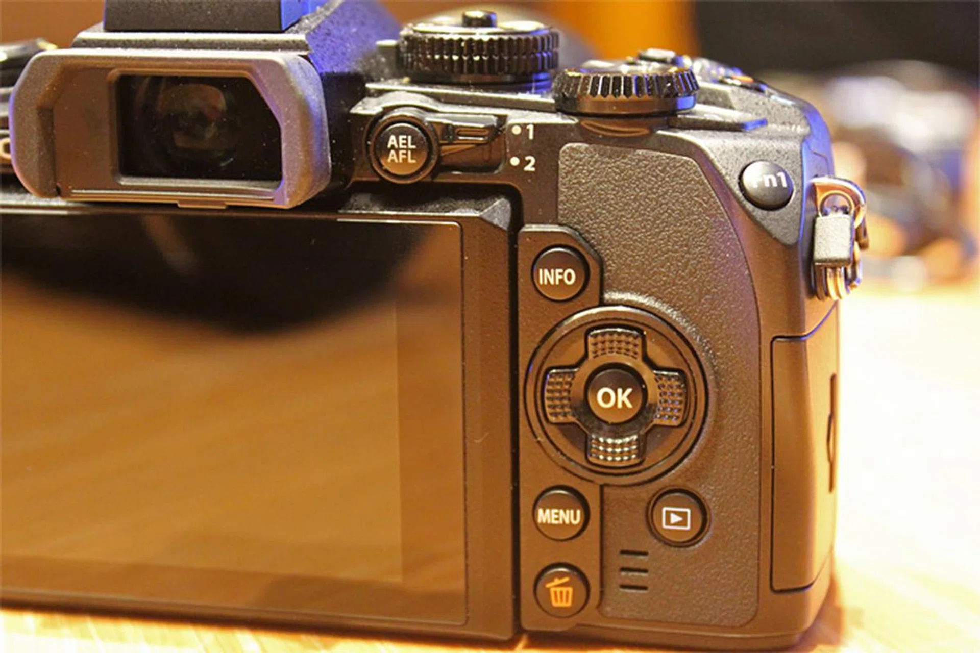 The built-in EVF is large and luxurious, and has a larger viewing area than those found in full-frame DSLR cameras.