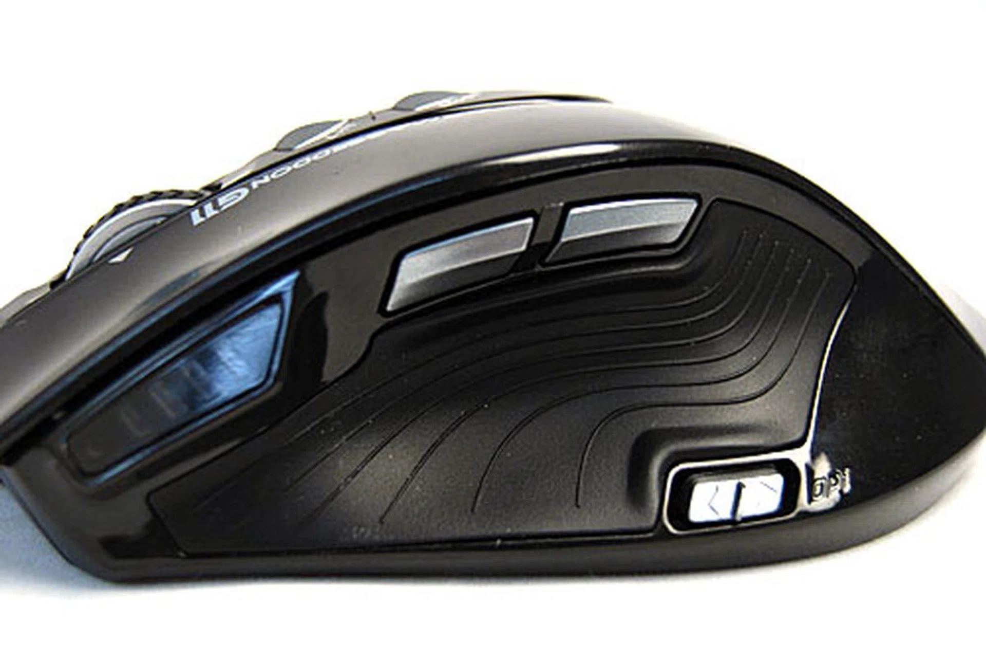 The very deep thumb groove at the side.