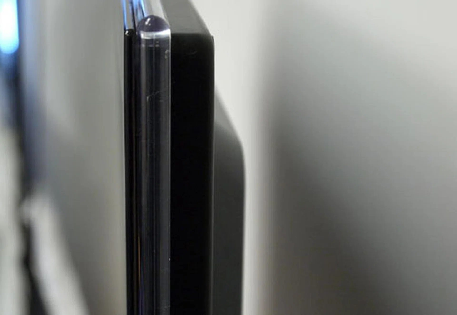 The edges measure approximately 40mm deep, while the slightly bulkier back panel has a thicker depth of 52mm. 