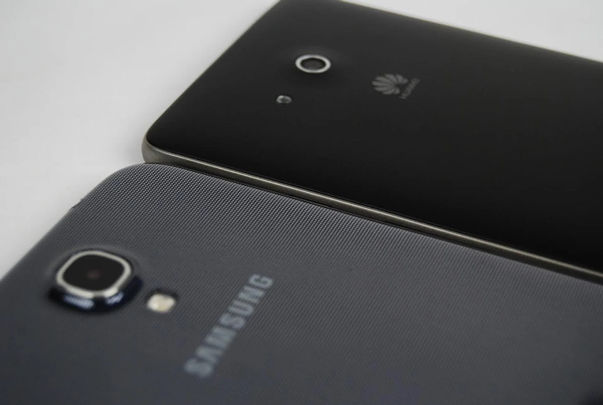 The Samsung Galaxy Mega with LTE may edge out the Huawei Ascend Mate in terms of aesthetics, but the latter provides a better handling.