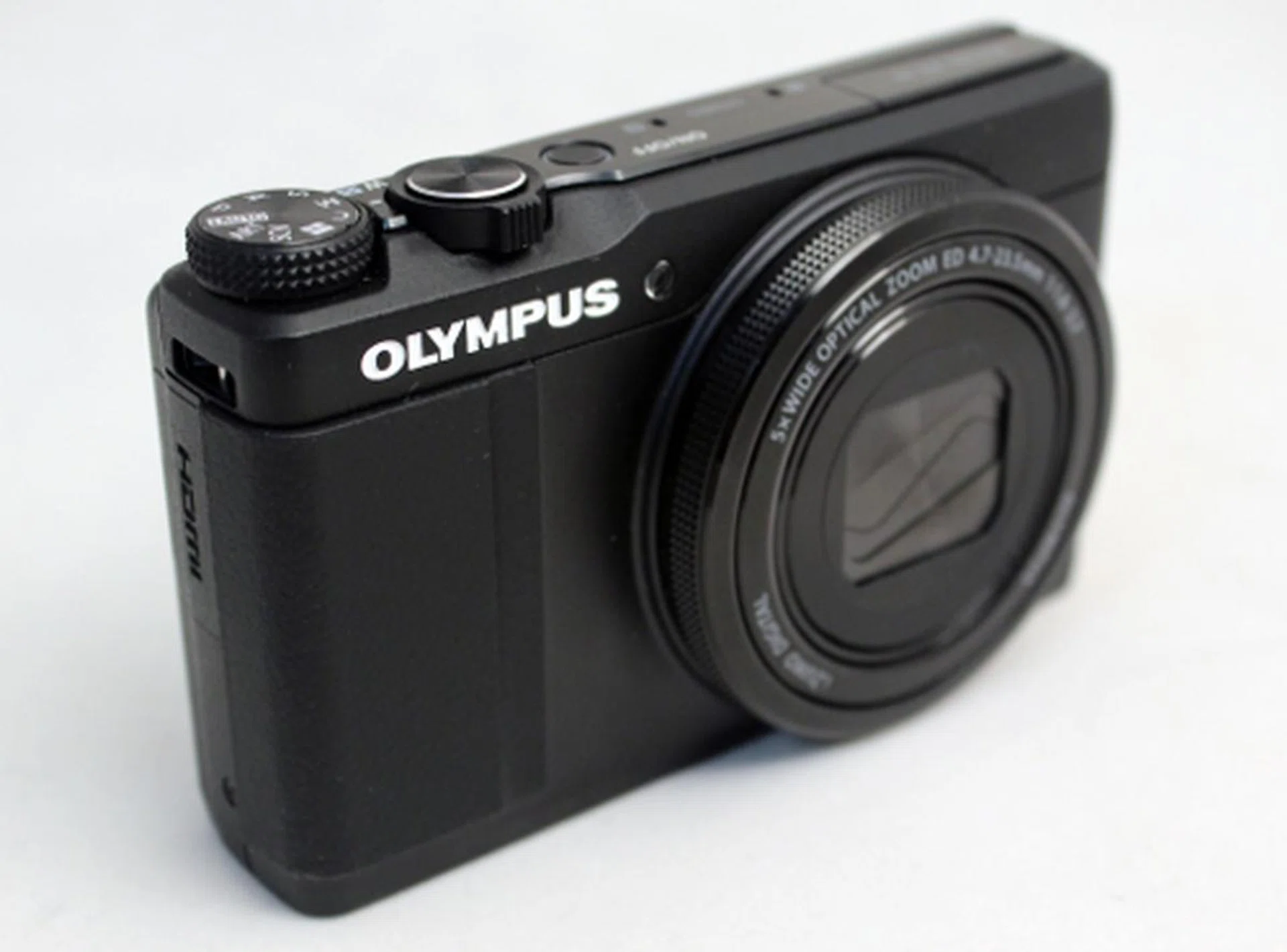 The XZ-10 also sports the control ring commonly found in other advanced compacts.