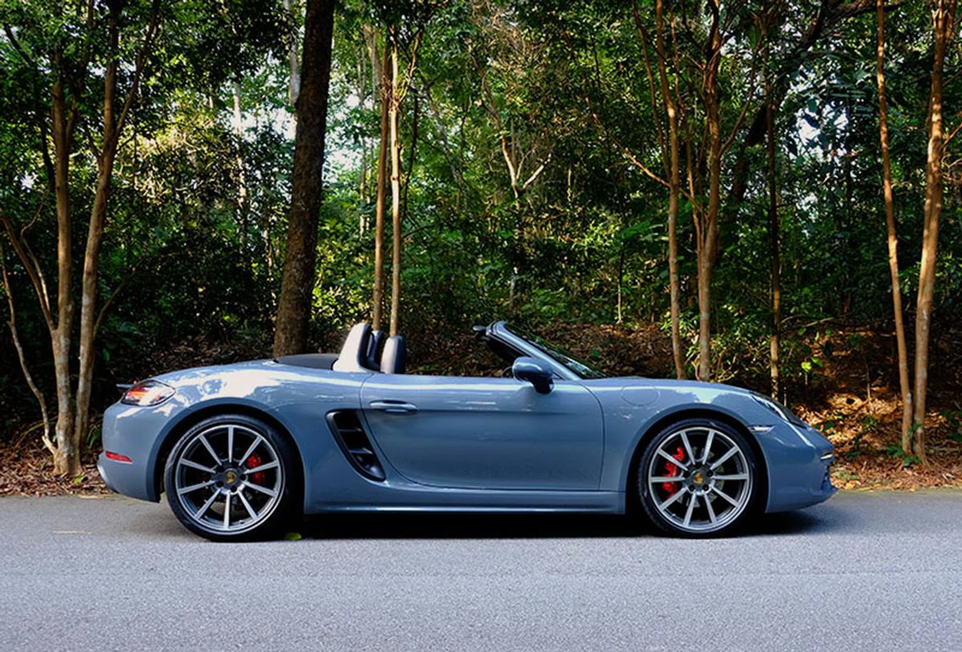The Boxster cuts a lovely shape. Thanks to its low slung body. Not so sure about the optional 20-inch wheels, though.