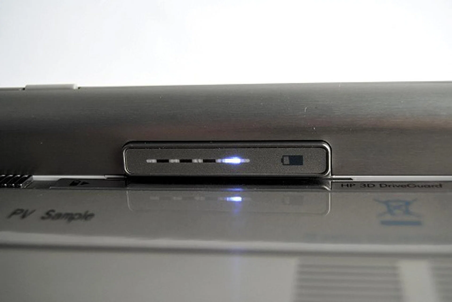 The 6-cell battery also comes with its own battery gauge, which shows you how much juice it has left.