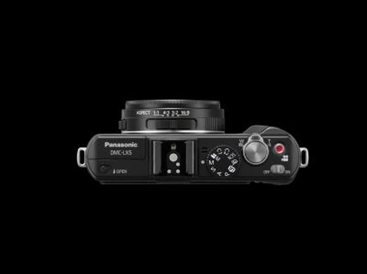 The top part of the LX5 has the newly incorporated turn-and-push jog dial and the 1:1 square format setting is added in the aspect ratio option which can be selected with the switch at the side of the lens barrel.