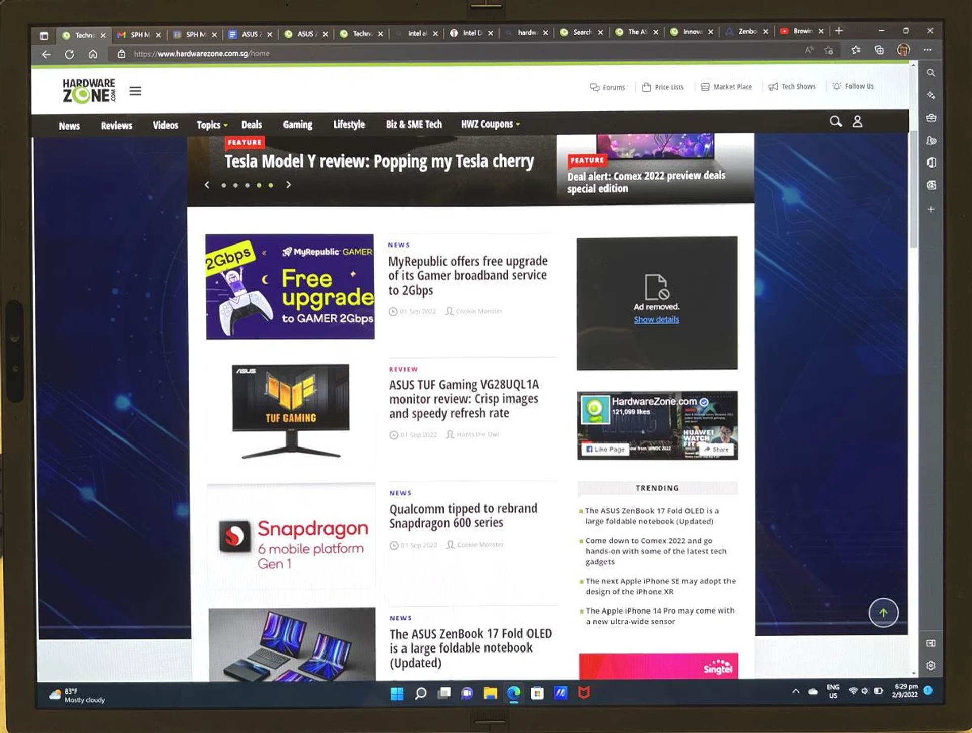 Even when viewing a website with a white background, you will hardly notice the crease when the display if fully unfolded flat.