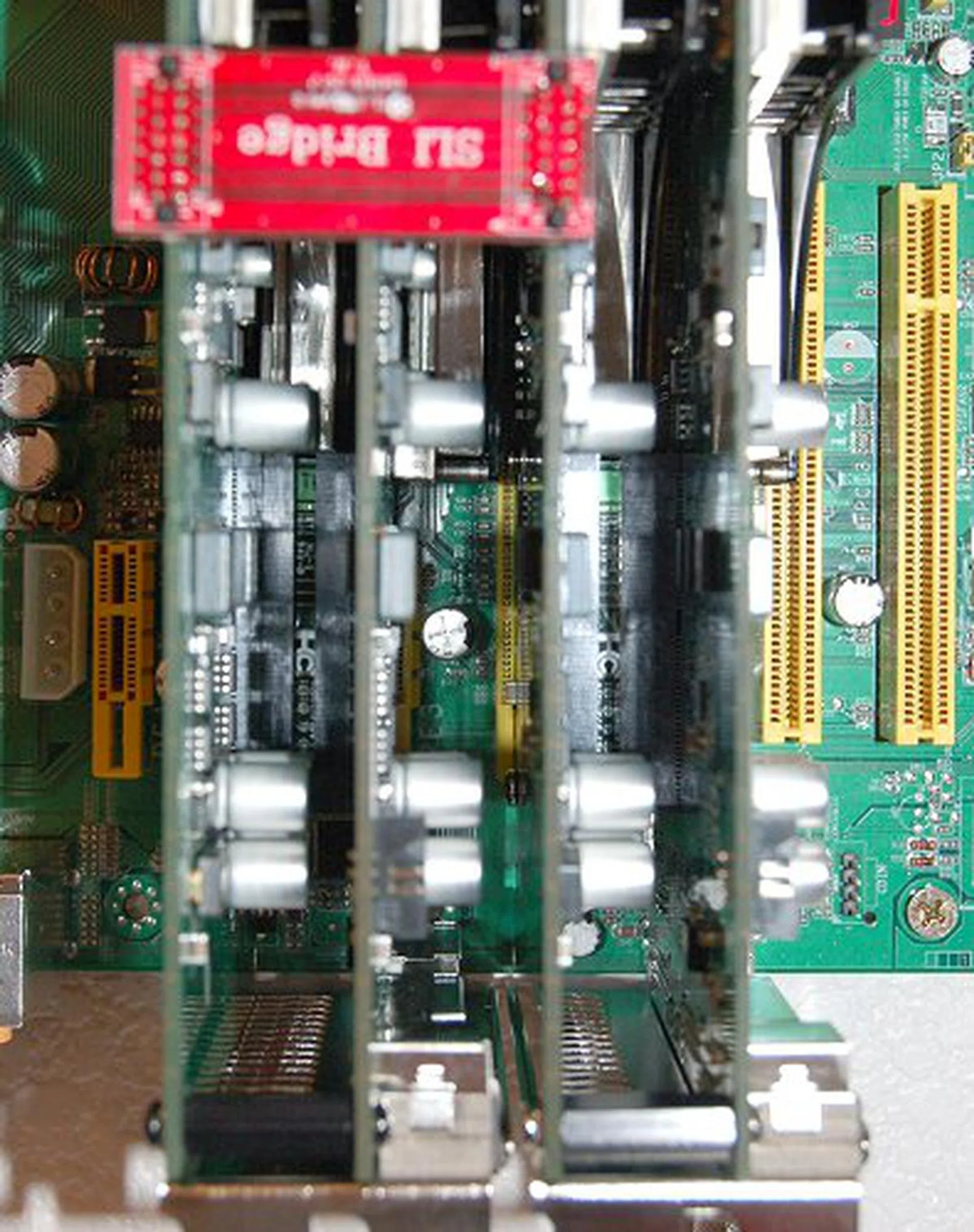 A close-up at how the cards are connected together.