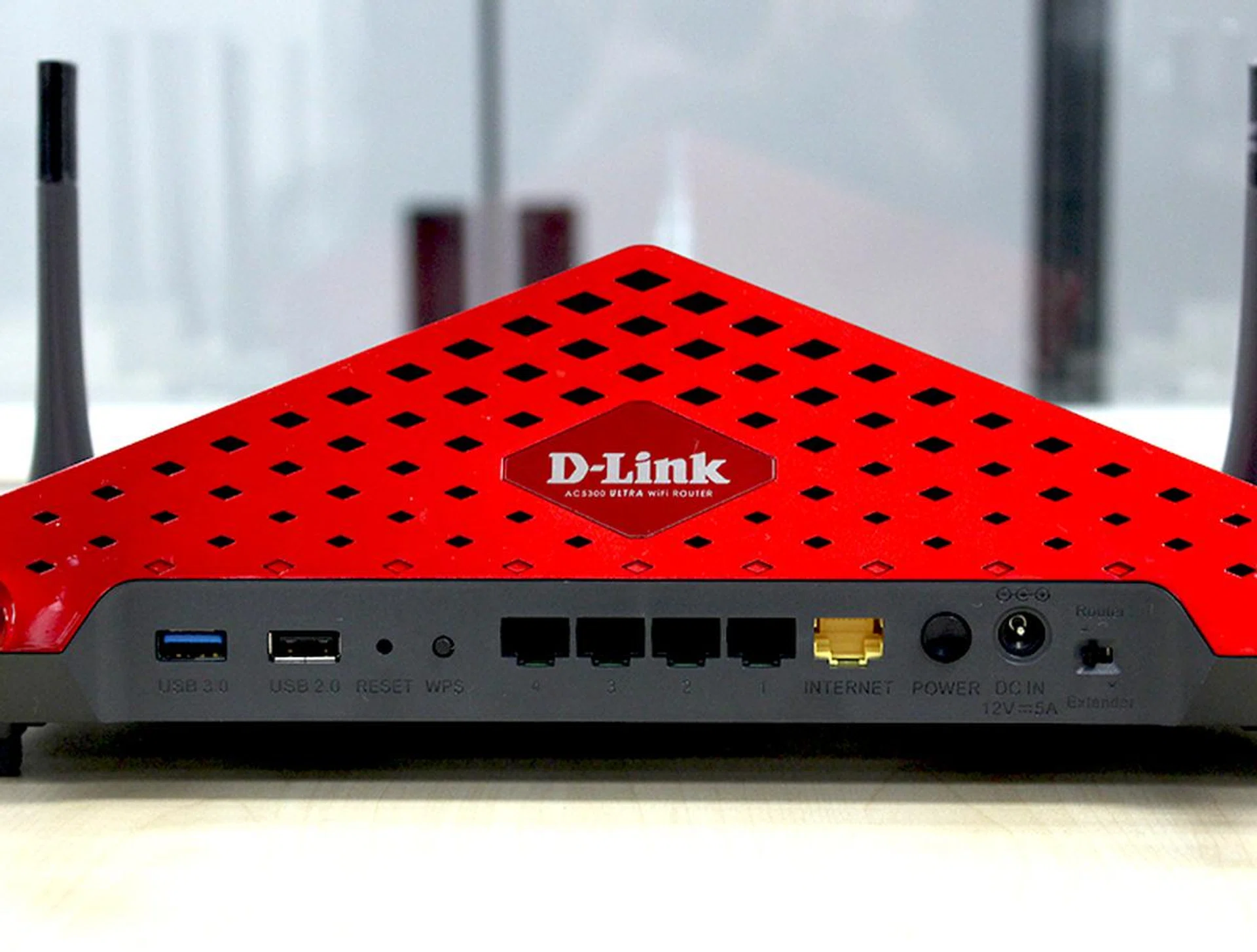 The D-Link DIR-895L router has the usual single Gigabit Ethernet WAN port and four Gigabit Ethernet LAN ports as well as a USB 3.0 and USB 2.0 port.