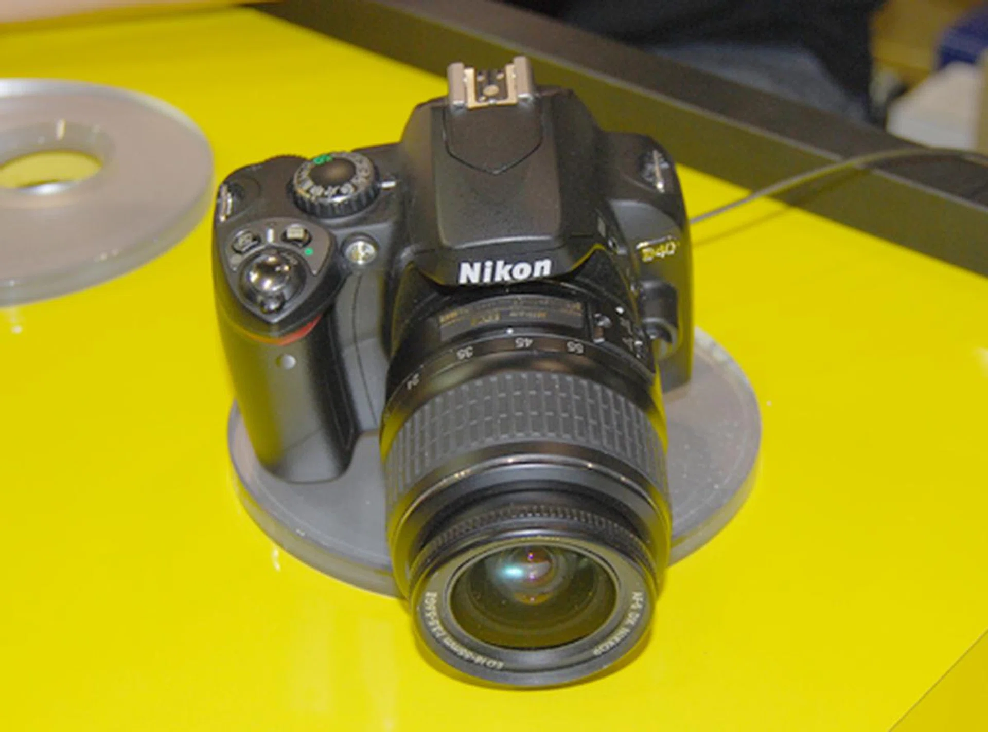  DSLR beginners, check out an the Nikon D40 kit, which comes with an AF-5 DX Nikkor 18-55mm f3.5-5.6G ED lens and is loaded with a whole load of freebies. And why? Because it's priced at an affordable S$788, which won't burn a huge hole in your pocket if you are still in the infancy stage of your DSLR career.  