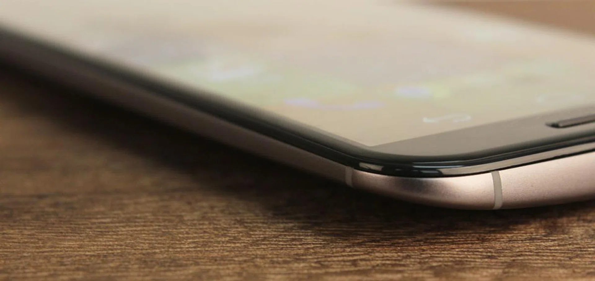 Like the iPhone 6, the new Moto X sports a Corning Gorilla Glass 3 screen that gently curves at the edges for a luxurious look and feel.