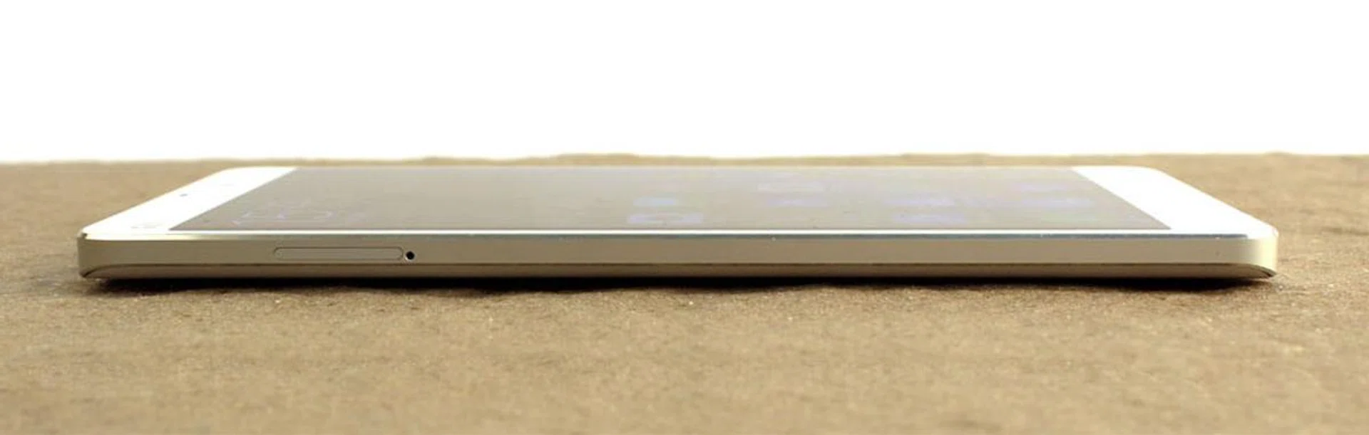 The tapered edge gives the Mi Note a sleek side profile.