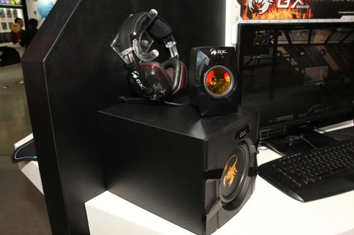 The CAVIMANUS is the GX Series' first professional 7.1-channel gaming headset. Besides the virtual 7.1-channel system, the 40mm neodymium driver units are the key to this remarkable headset. One of the more interesting features is that these headphones can also be configured to vibrate, which makes gaming a little more exciting. As for the SW-G2.1 3000, these speakers feature metal cones that produce vivid and vibrant middle and high sounds in the curvaceous satellite speakers. The 6.5-inch driver unit in the subwoofer also produces heavy bass in frequencies as low as 3.5Hz.