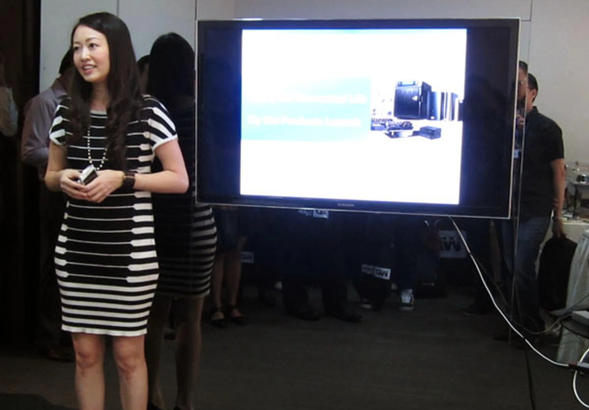 Miss Amy Tan, Senior Manager of WD's South East Asia region, giving members of the press a quick overview of the company's maiden suite of wireless routers. 
