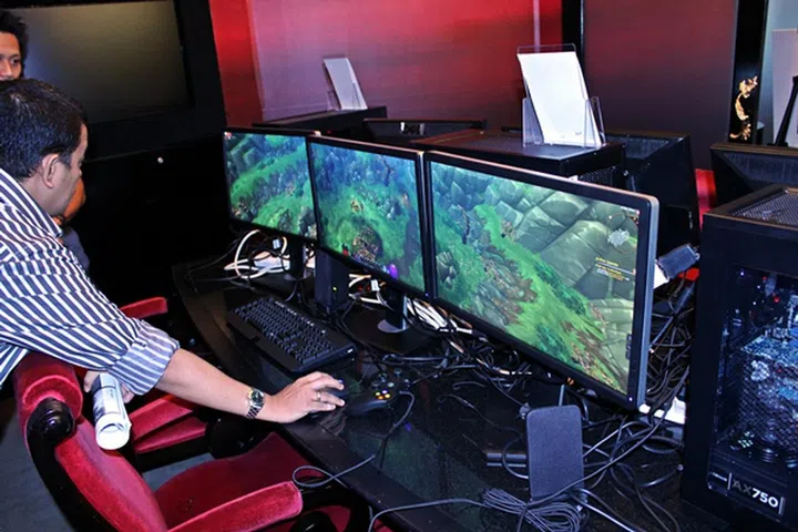 The AMD Eyefinity gaming demonstration was conducted with a system that featured the top-end AMD A10-5800K APU.