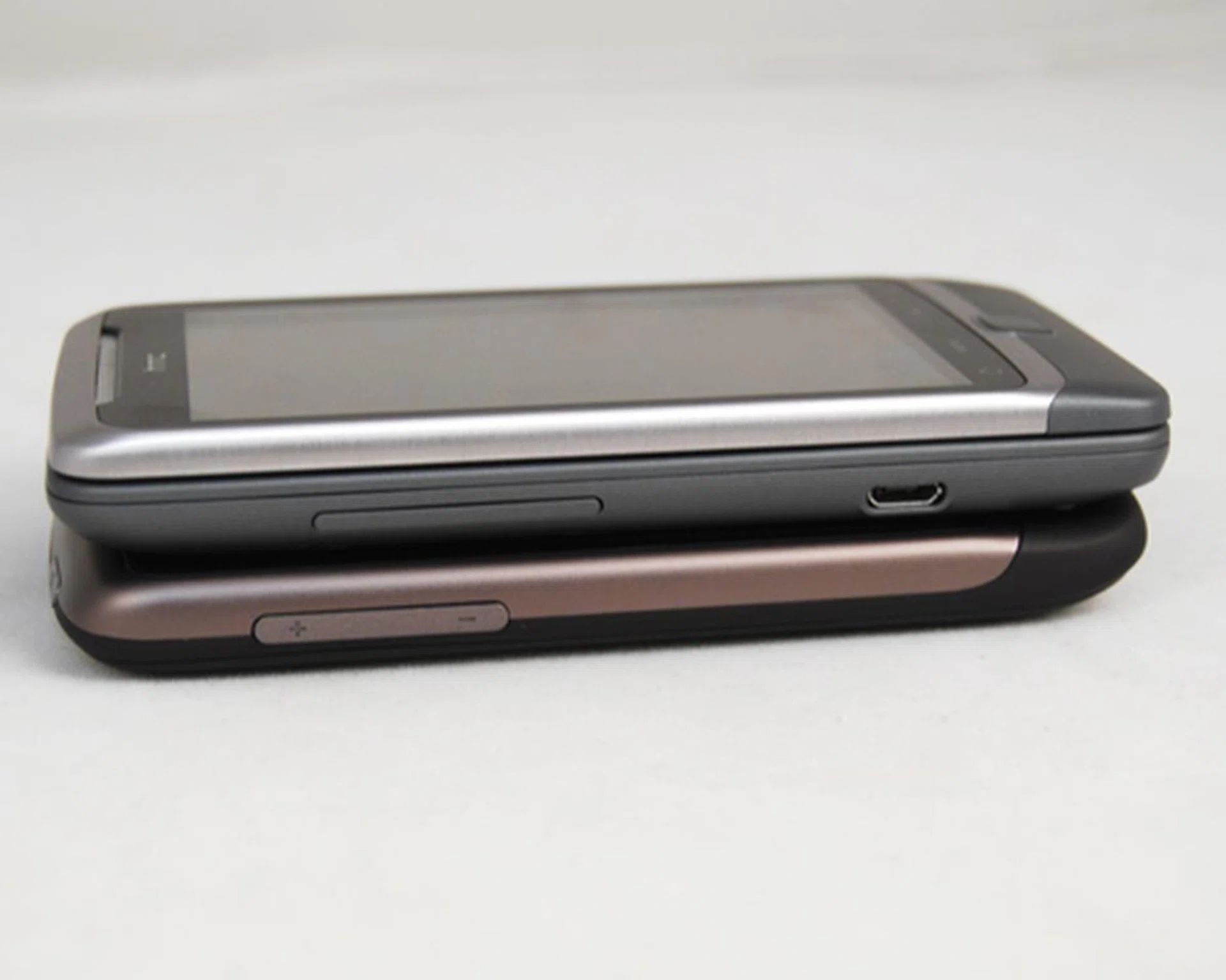 Sharing the same screen size as the HTC Desire, the Desire Z comes with a slightly thicker profile at 14.16mm.