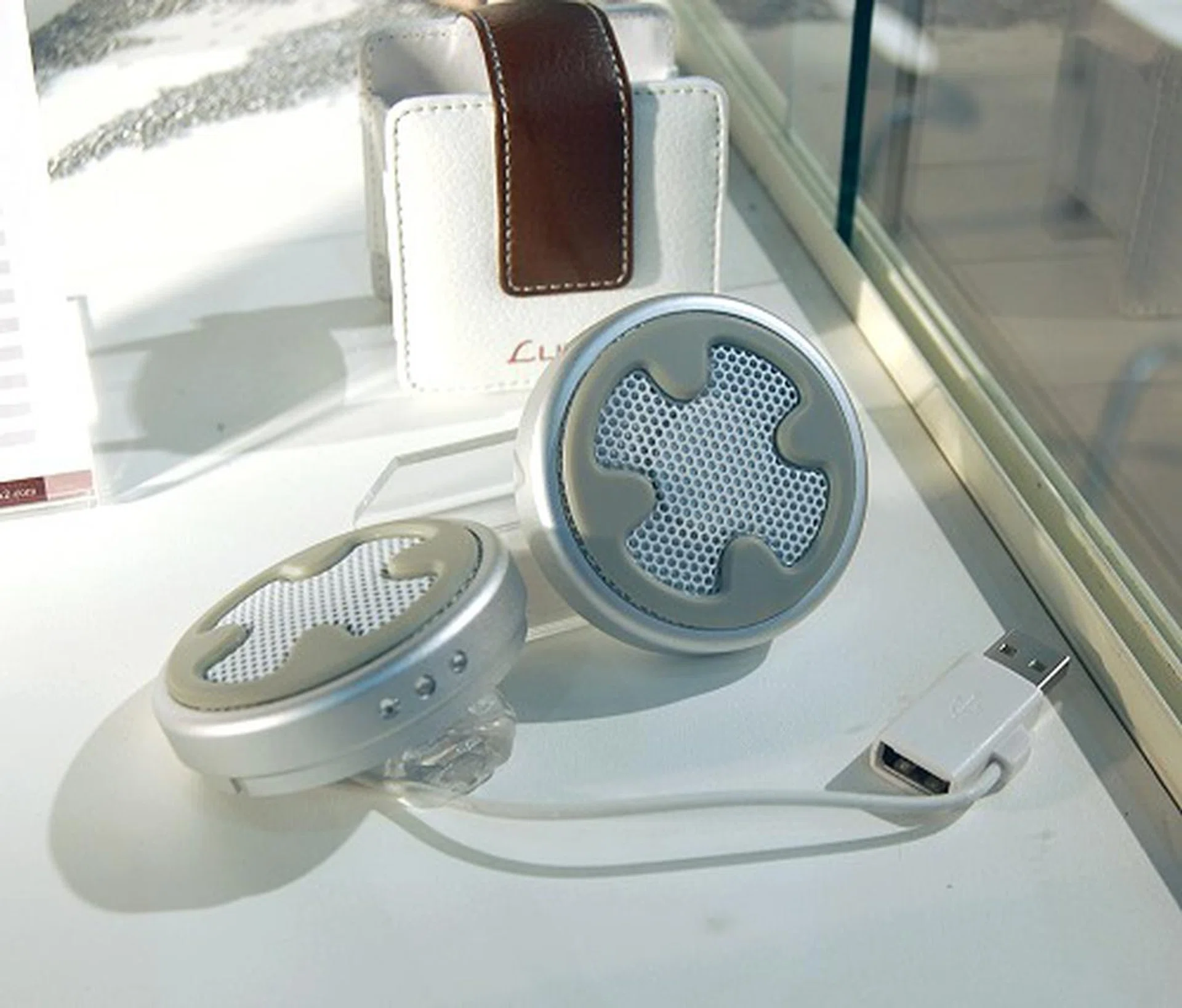  If you can't figure what's this device, that's okay as we couldn't either at our first try. This the M4 notebook cooler!  
