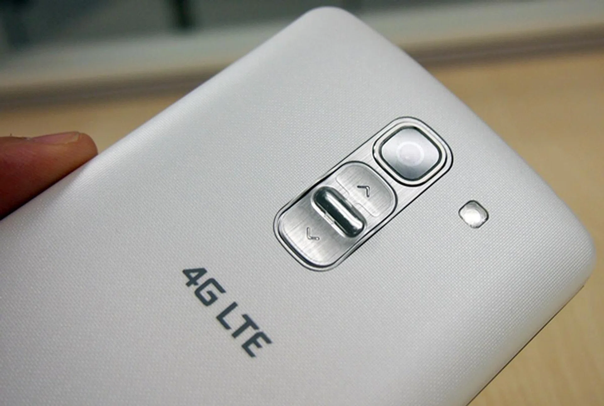 The rear buttons and metal mesh texture on the back cover make it easier to use and handle the LG G Pro 2.