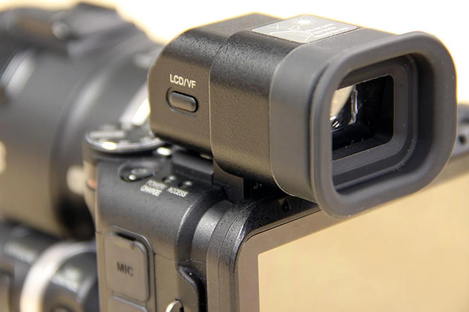 If the LCD becomes too difficult to see due to sunlight, you can attach the EVF. A button on its left lets you switch between the two displays; a diopter adjustment dial is found on the other side. 