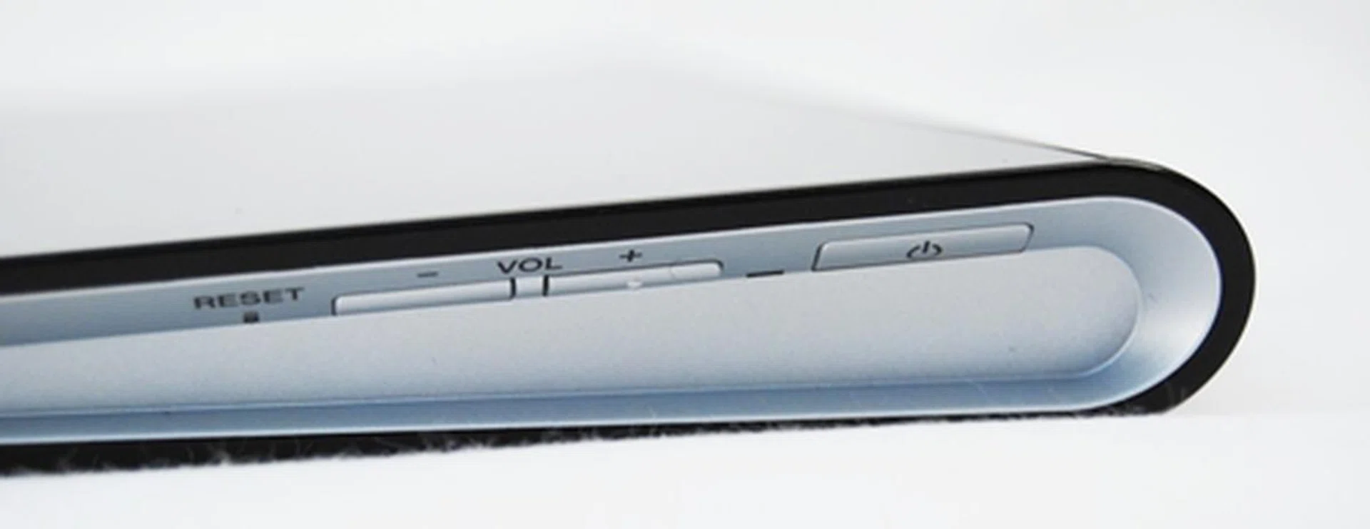 You can find the power button, volume controls and reset buttons on the right profile of the device. Unfortunately, the location and feel of the buttons are less than desirable. On several occasions, we accidentally pressed the wrong buttons as they were placed too close together. We also had a hard time finding the buttons when using the tablet without having to peer at them first.