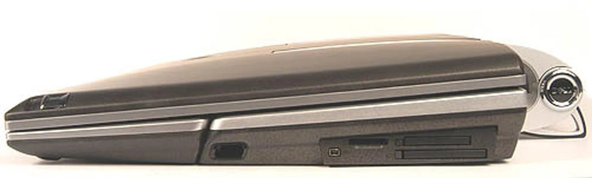 Right flank:- Here we have a FireWire port, the two multi-card readers and an ExpressCard slot. 