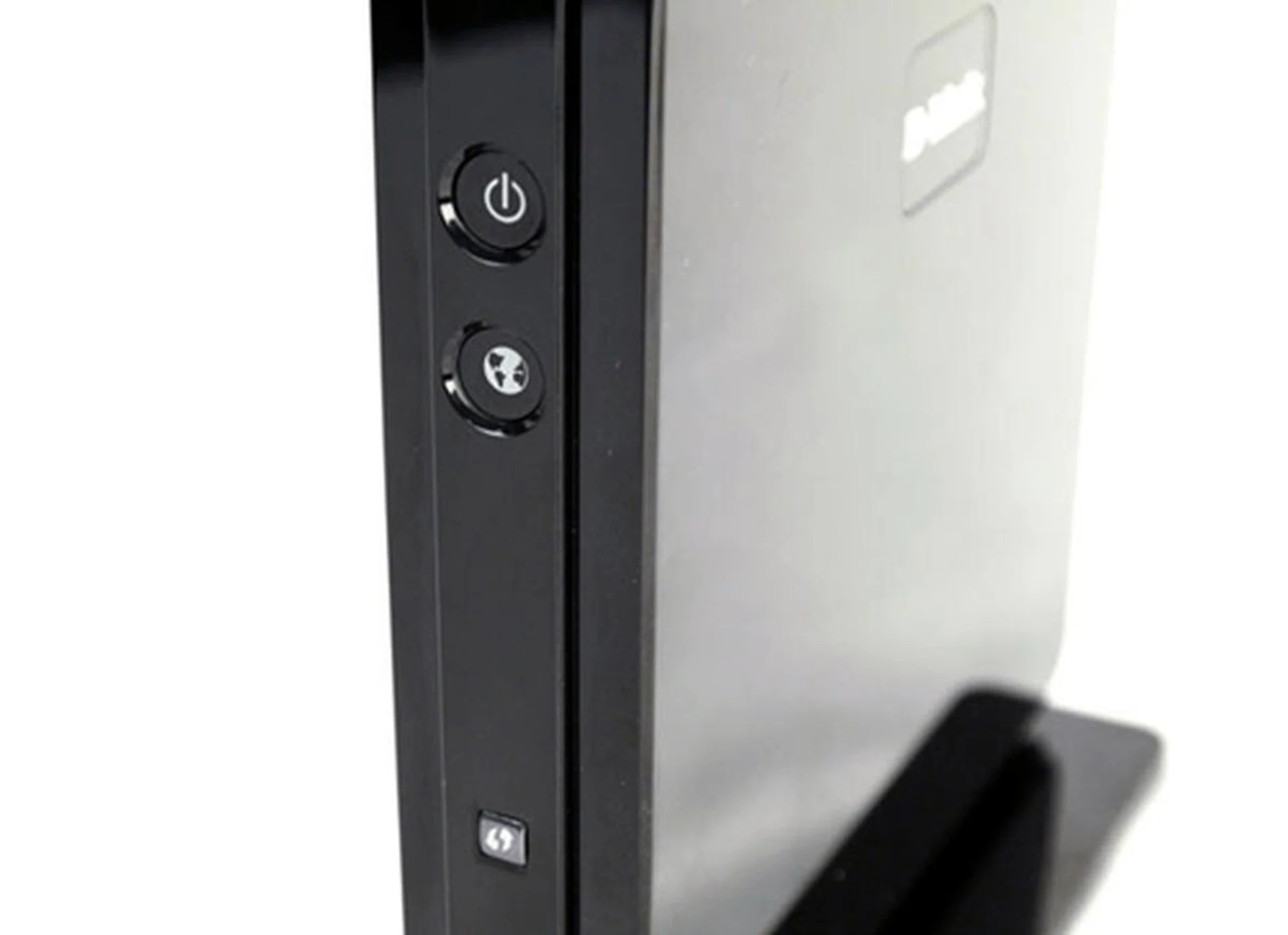 Simplicity is the word. The front panel features only two status LEDs, and a WPS button further down below. The power indicator turns green after the router is initialized. 