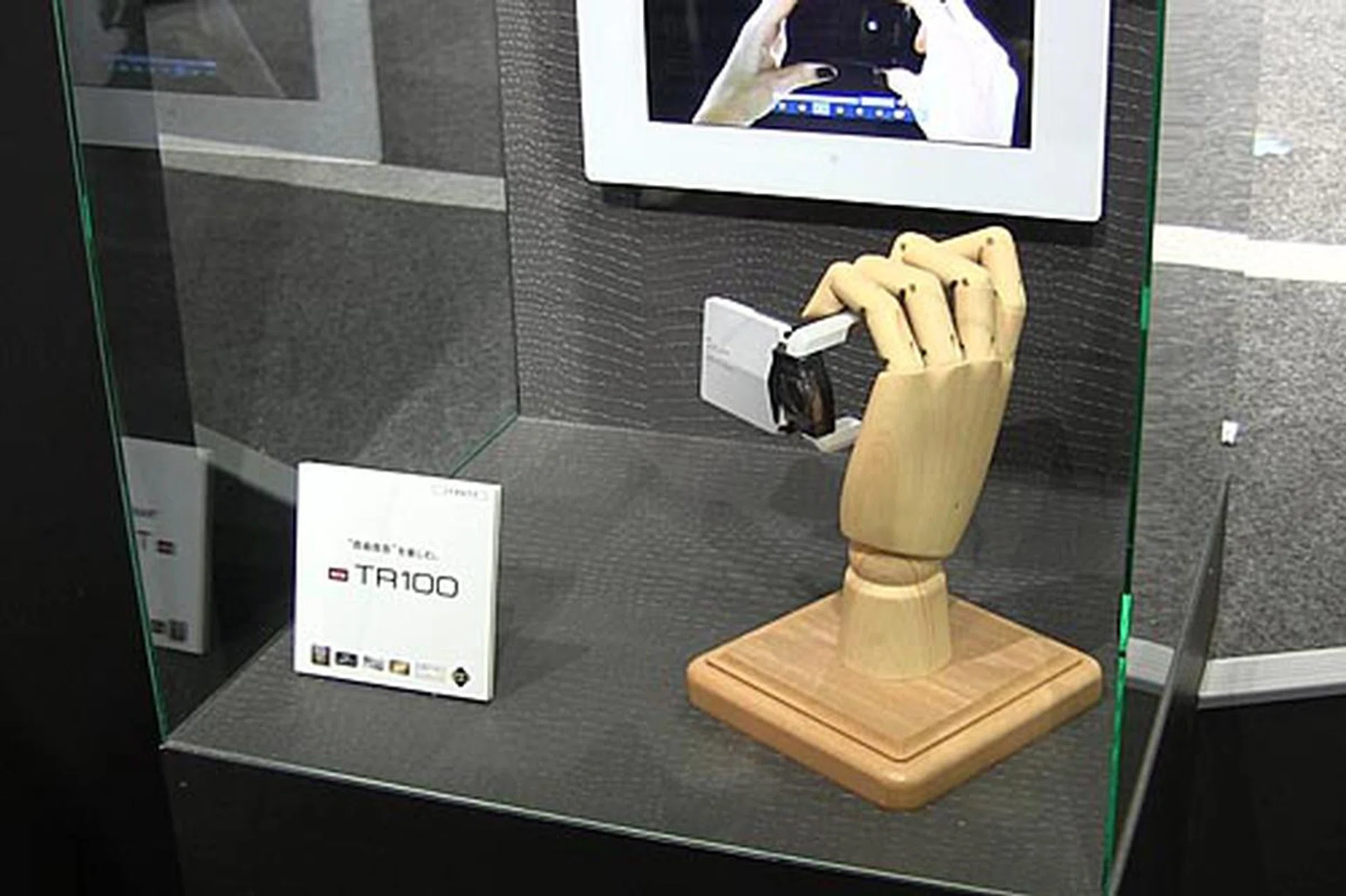 This is the Casio Exilim TRYX (EX-TR100). As you can see, it uses an adjustable frame design much like a flip phone, only more flexible.