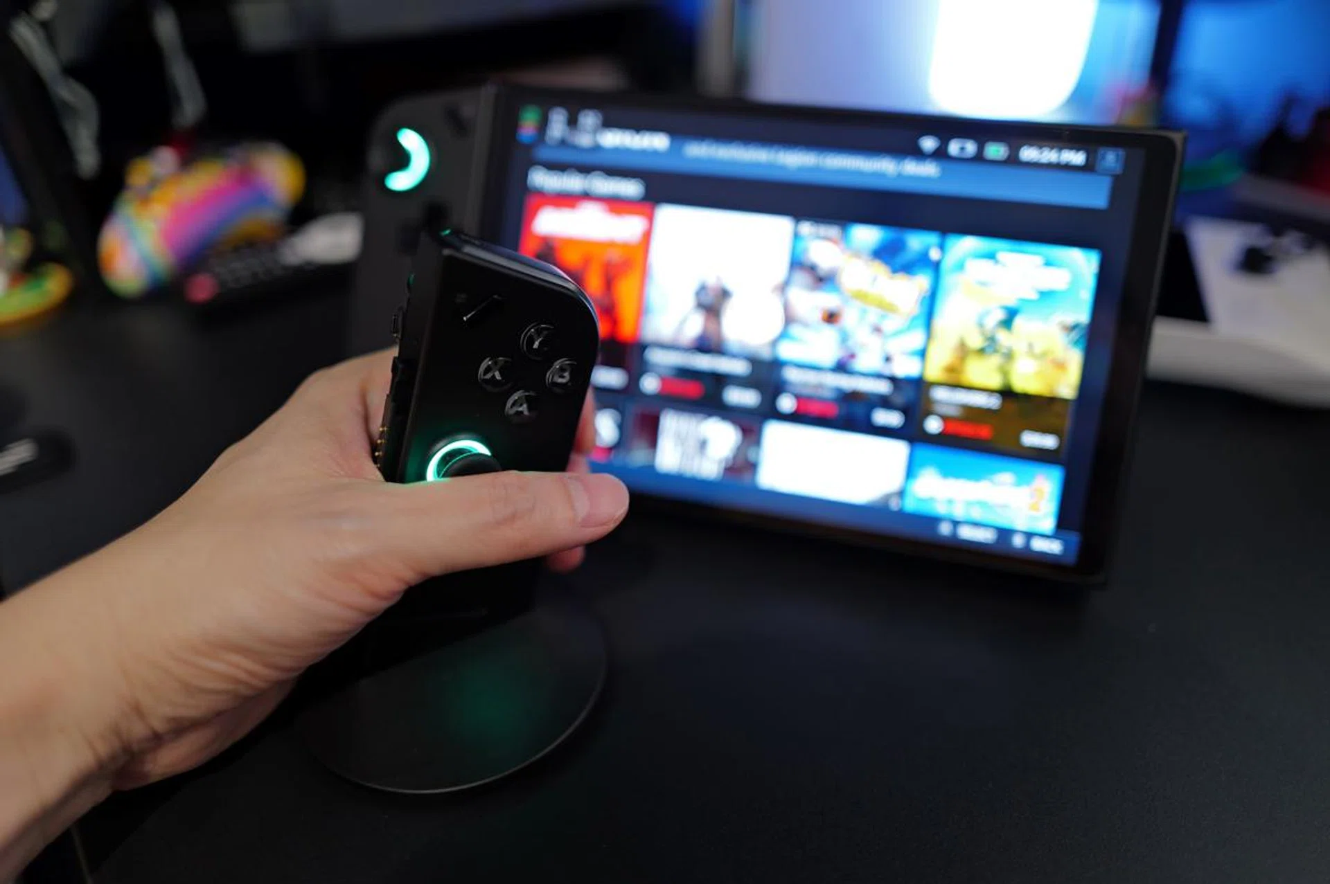 The right controller can also transform into a hybrid mouse+joystick in FPS Mode.