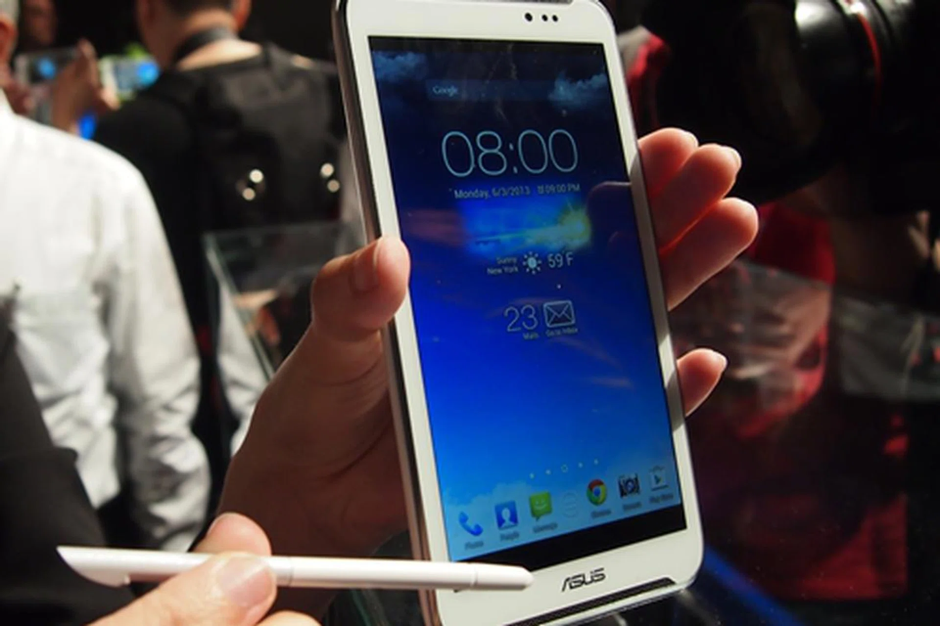 Watch out Samsung Galaxy Note II! The ASUS Fonepad Note FHD 6 boasts a higher resolution display and dual front-facing stereo speakers.