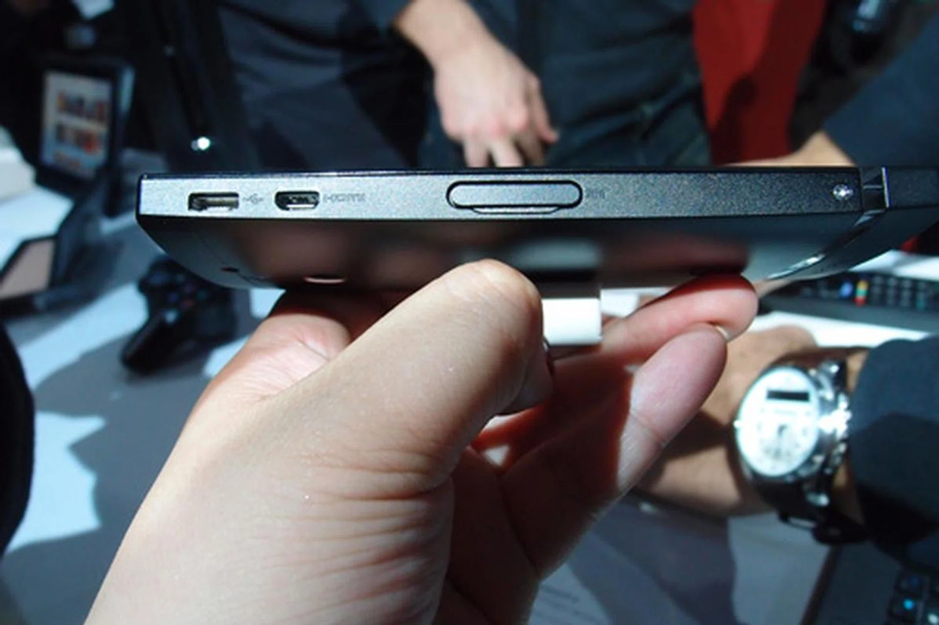 On the other side, we get a closely placed pair of HDMI and USB ports and a SIM slot. The battery's not removable so that might be an issue of contention for some.