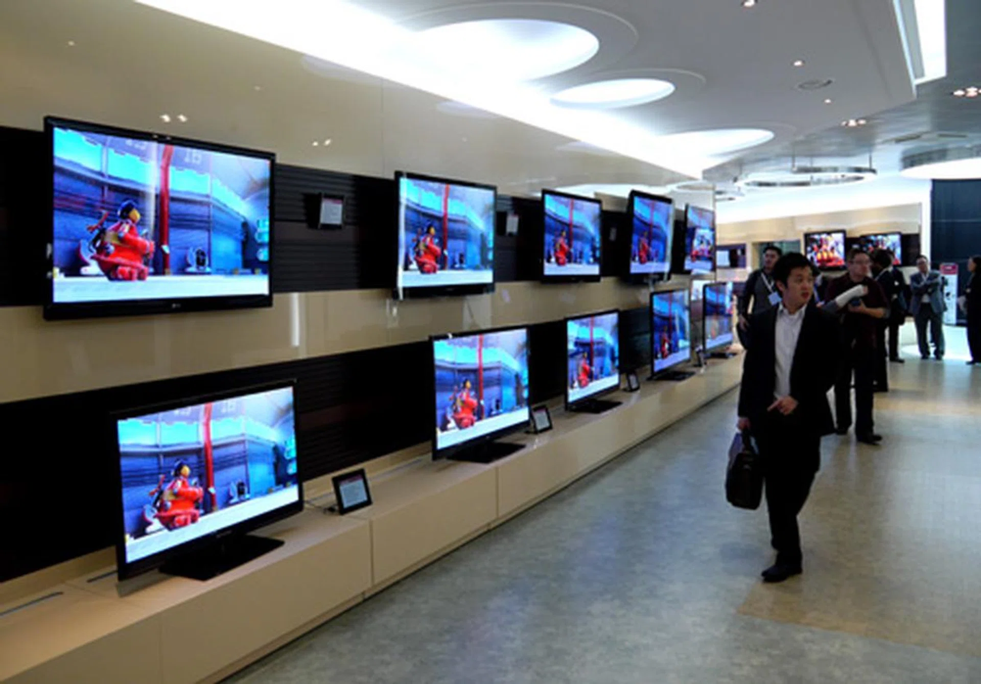 It's a TV wonderland here. By the way, LG isn't just planning to buff up their LED backlit TV suite. Besides their wonderfully slim and attractive INFINIA range, LG is also planning to launch a number of CCFL based LCD and plasma display panels (PDPs) for the Singaporean market.