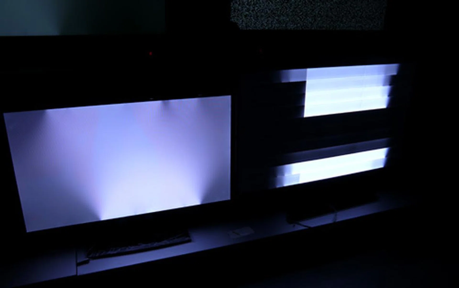 Here's a demonstration of LG's Edge LEDs with local dimming capabilities (left) versus one of their IOP-based backlights. Localization of black areas between the two is apparent here.