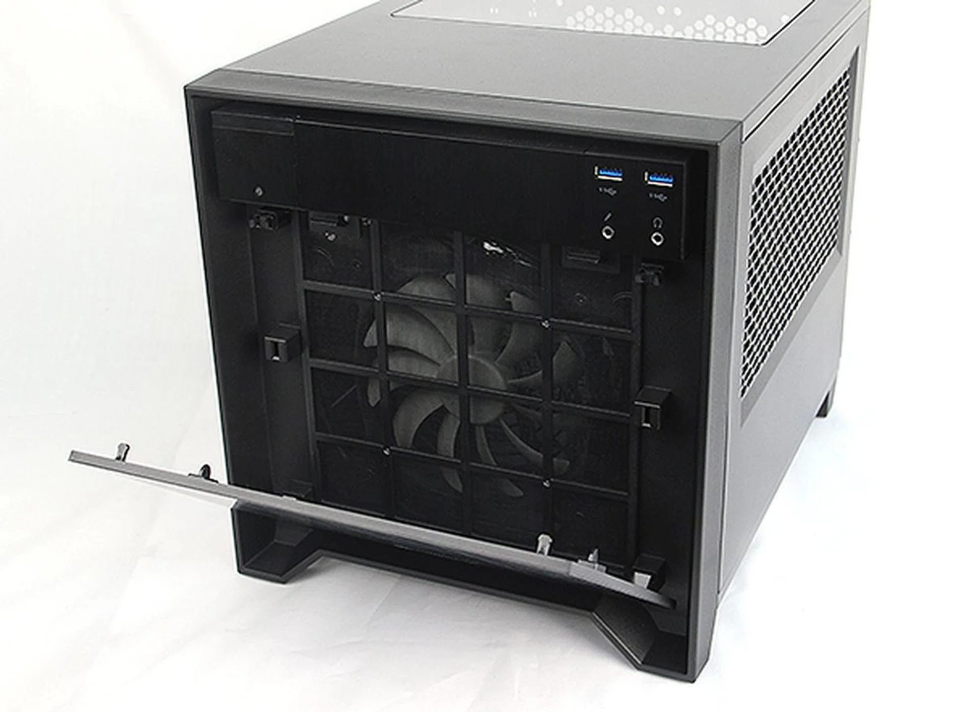 The aluminum front panel is secured by push latches and can be removed to access the front dust filter for the forward facing 140mm fan.
