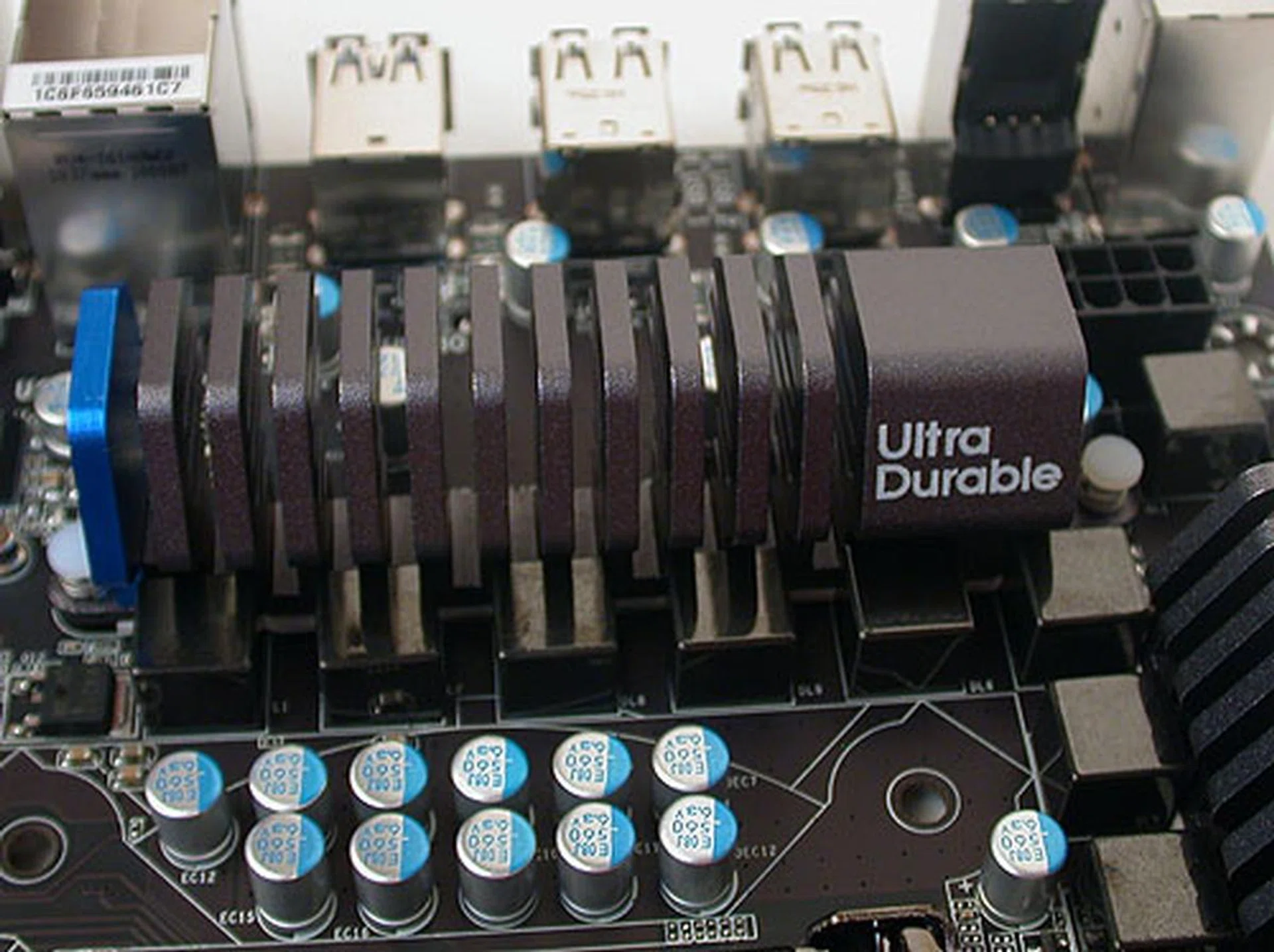 The heatsink is relatively small and basic, without heat-pipes, as befitting its mainstream nature. 