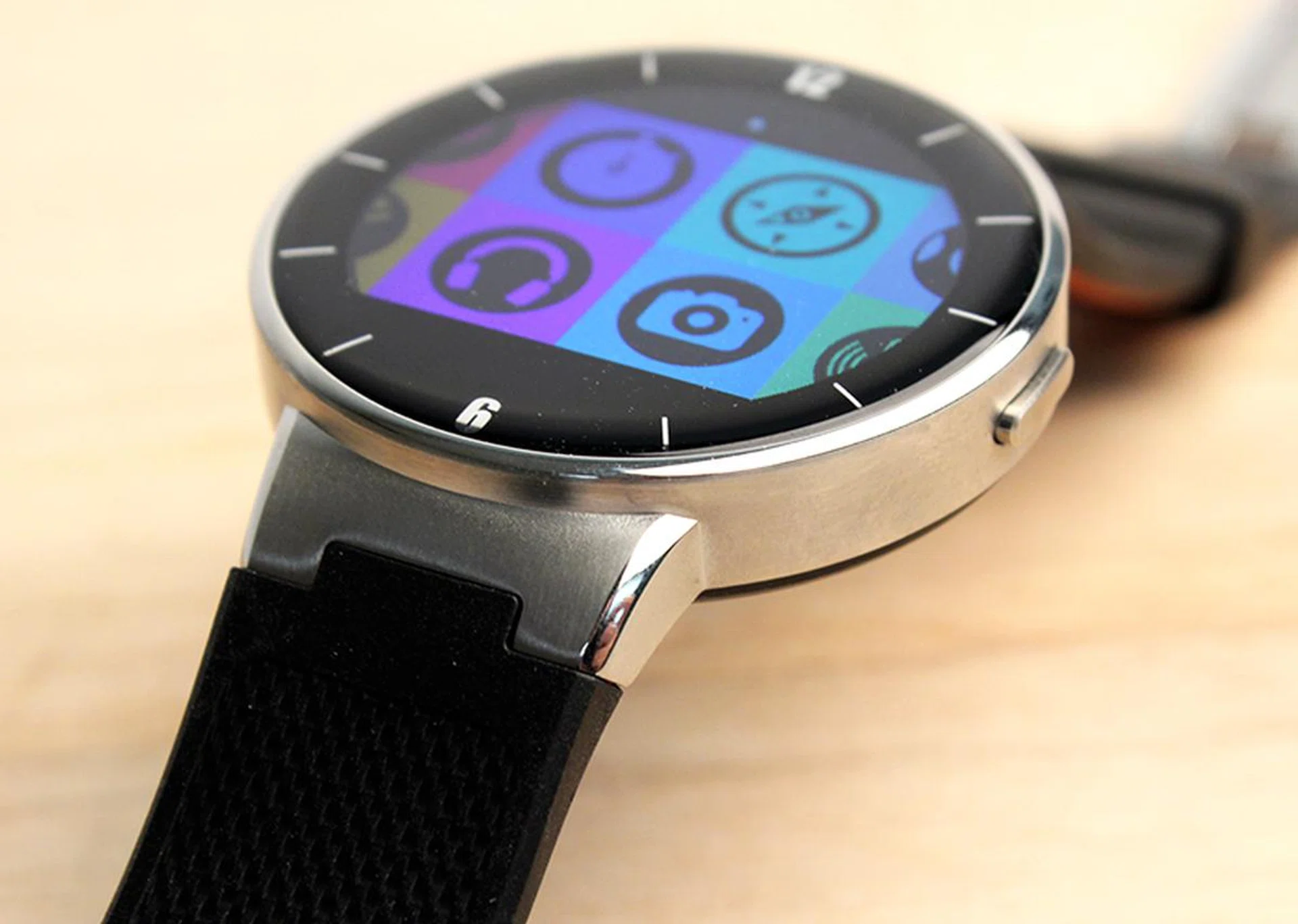 The case has beveled edges, which is a nice touch. Along with the unique lug design, the OneTouch watch manages to avoid looking too generic.