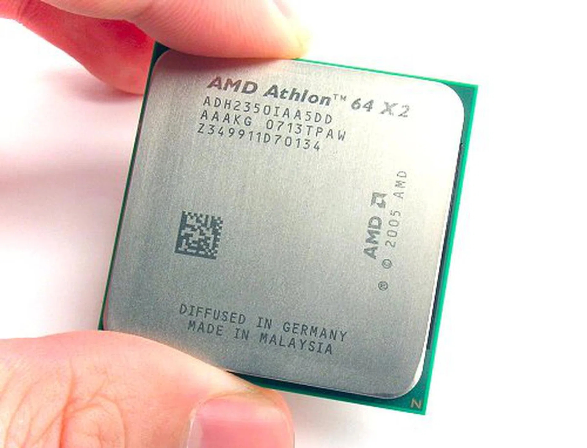 Our sample chip still has the Athlon 64 X2 etched on it, but retail models should only show the new Athlon X2 naming scheme.
