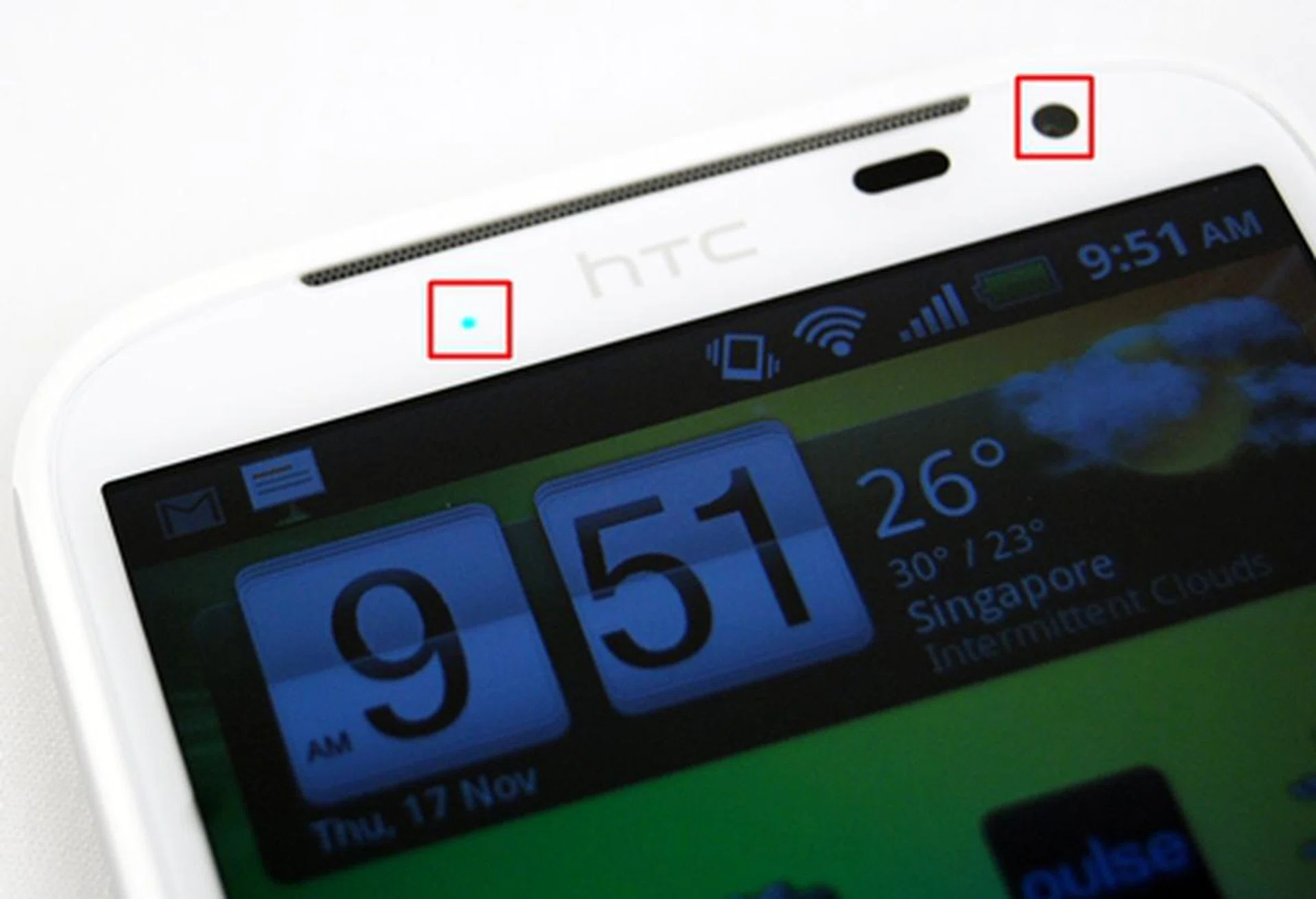 HTC integrated a flashing LED light (left) for notifications such as missed calls, text messages, emails, reminders and alarms. On the right, you will find the 1.3-megapixel front camera for video calls.