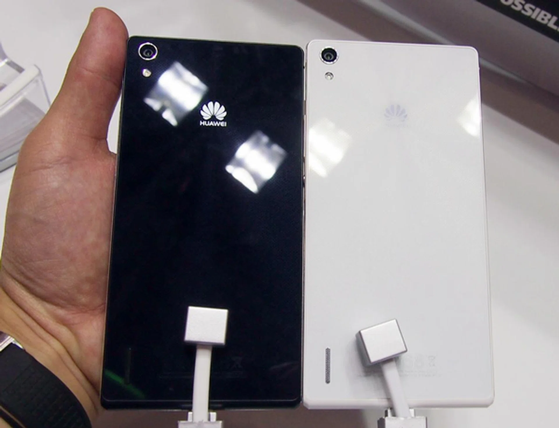 Fingerprints and smudges are more obvious on the black P7 than its white counterpart, so do take that into consideration when buying the P7.