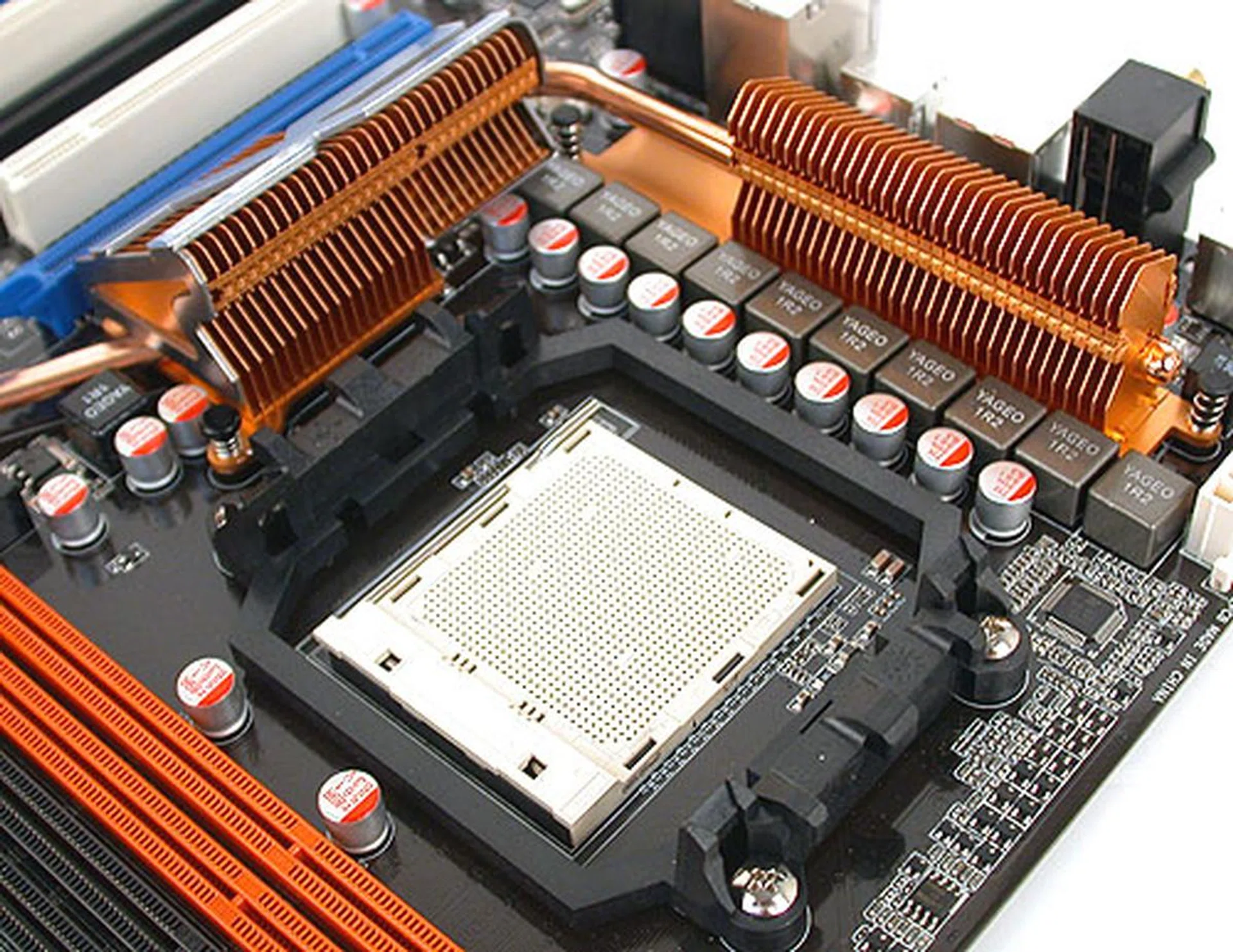 The heatsink design is typical of ASUS and you can expect all-solid capacitors from such a premium brand.