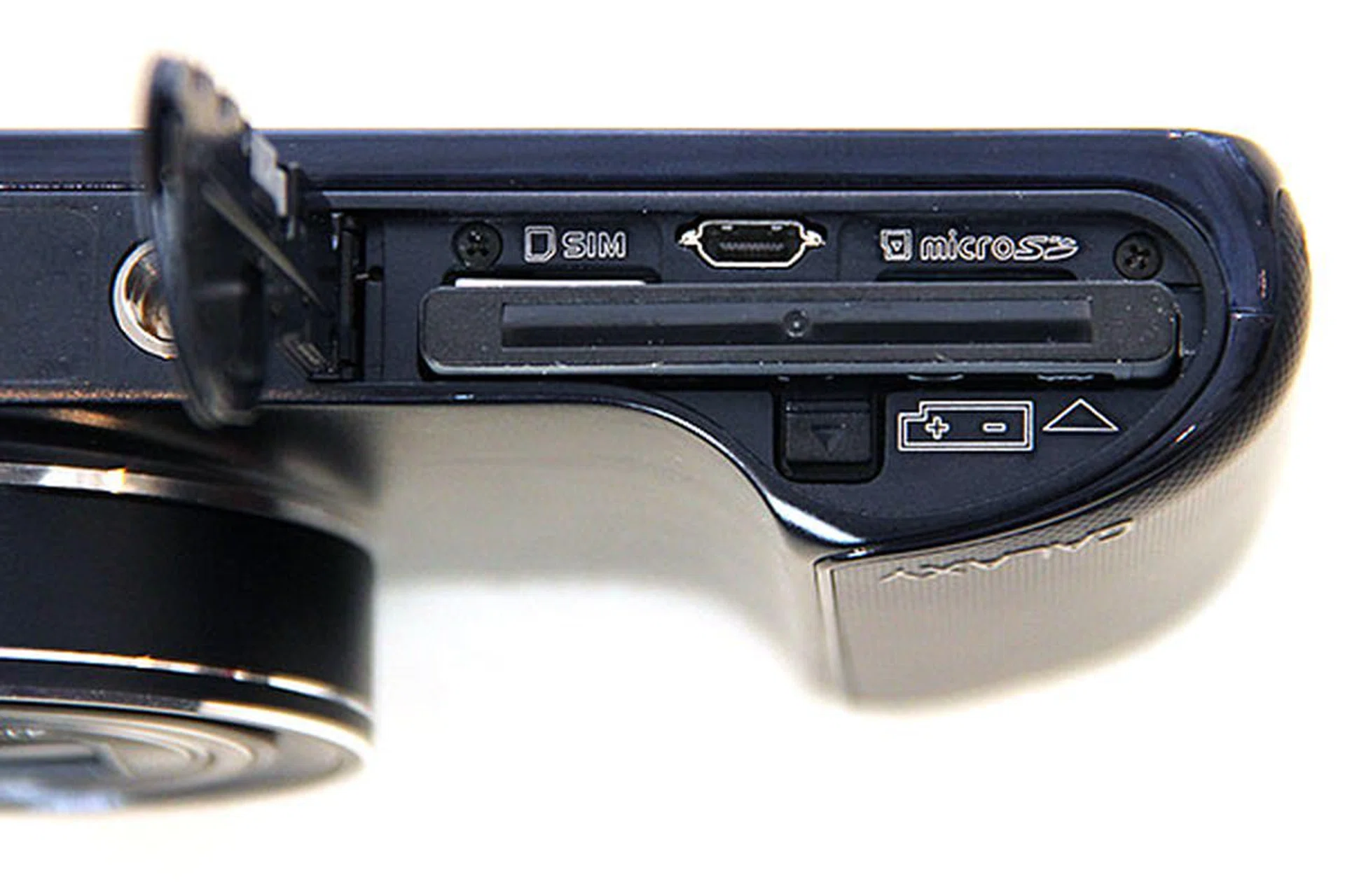 The bottom compartment houses the battery, SIM card, and microSD card slots. The camera also sports an HDMI 1.4 video output. The 1,650mAh Li-ion battery is able to last 280 shots, based on the CIPA standard.