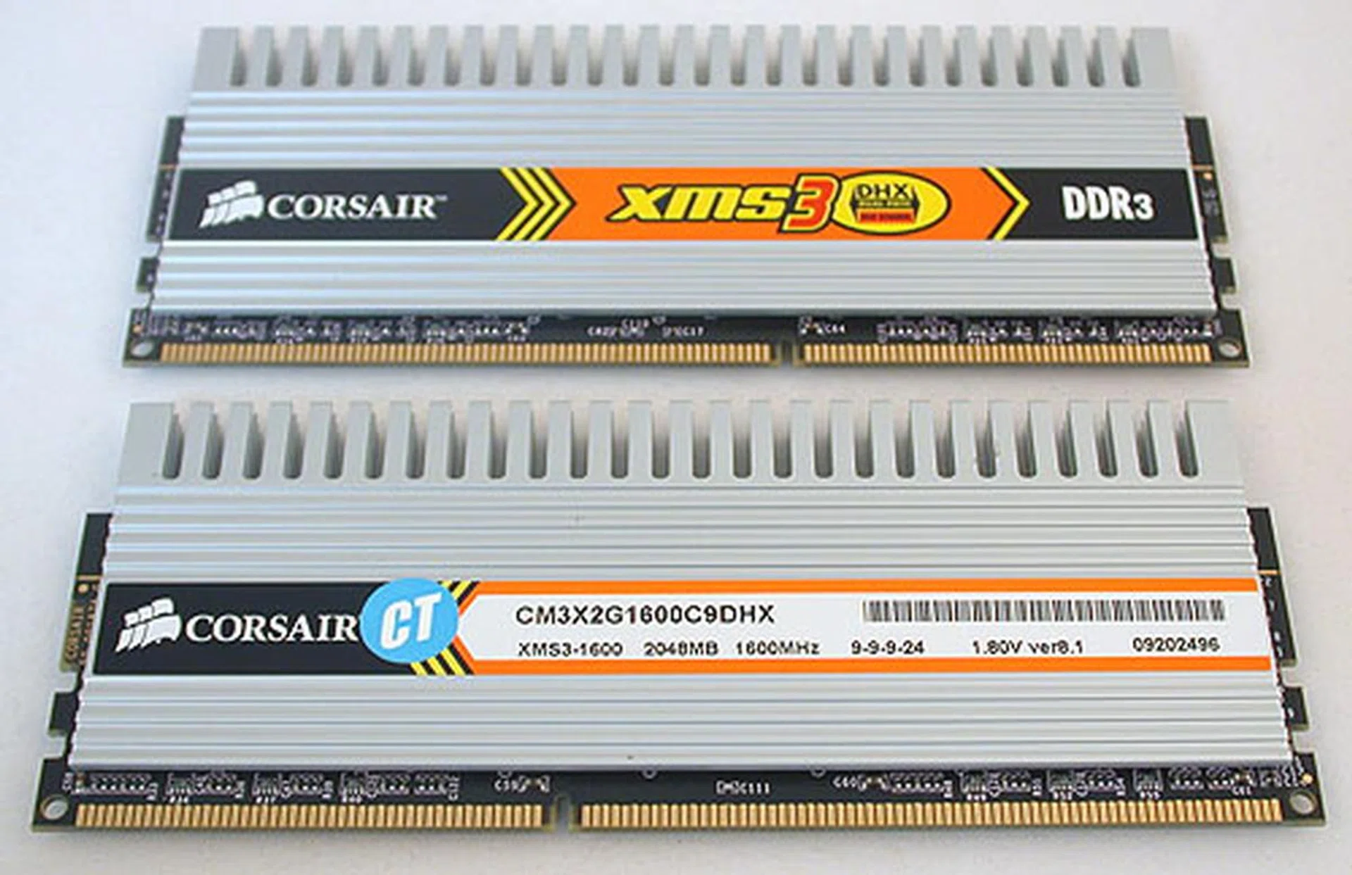Corsair's XMS3 DHX series of DDR3 memory comes with rather large heat spreaders that are thermally fused to the memory chips.