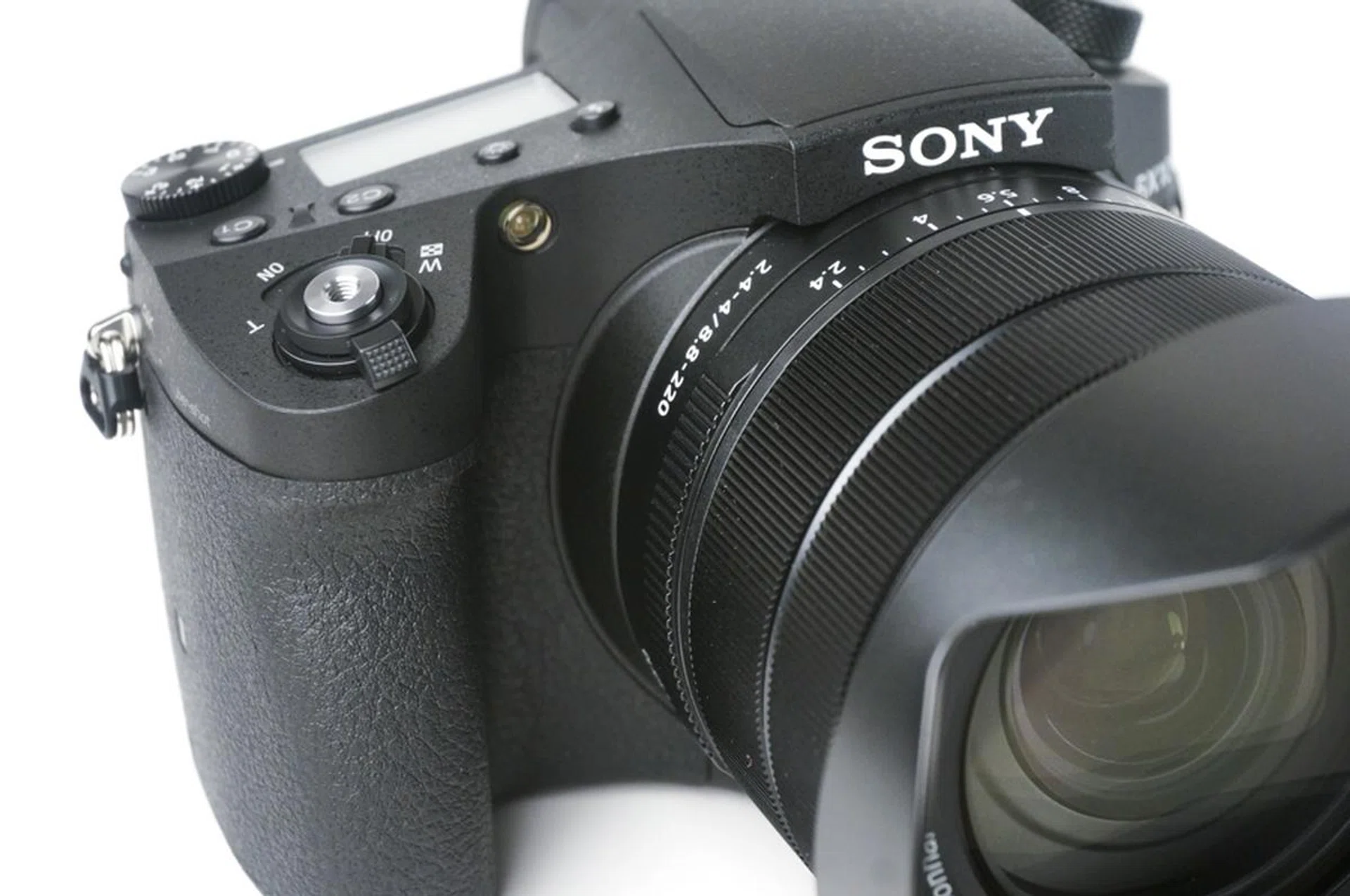 The zoom lever lets you achieve smoother zooming than turning the barrel.