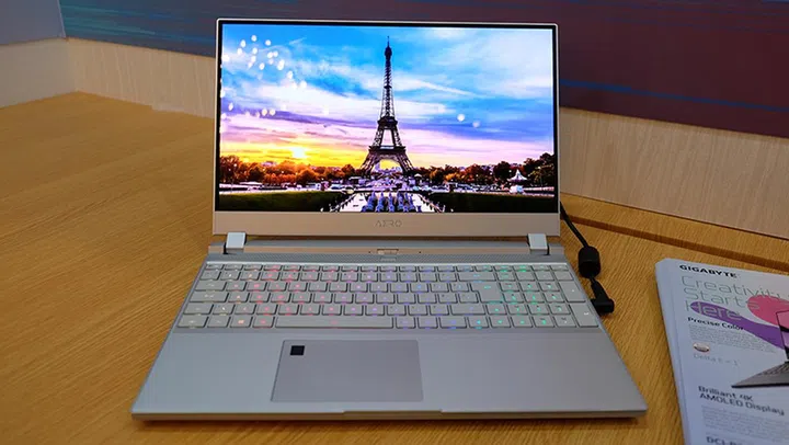 Gigabyte Aero 15 OLED silver