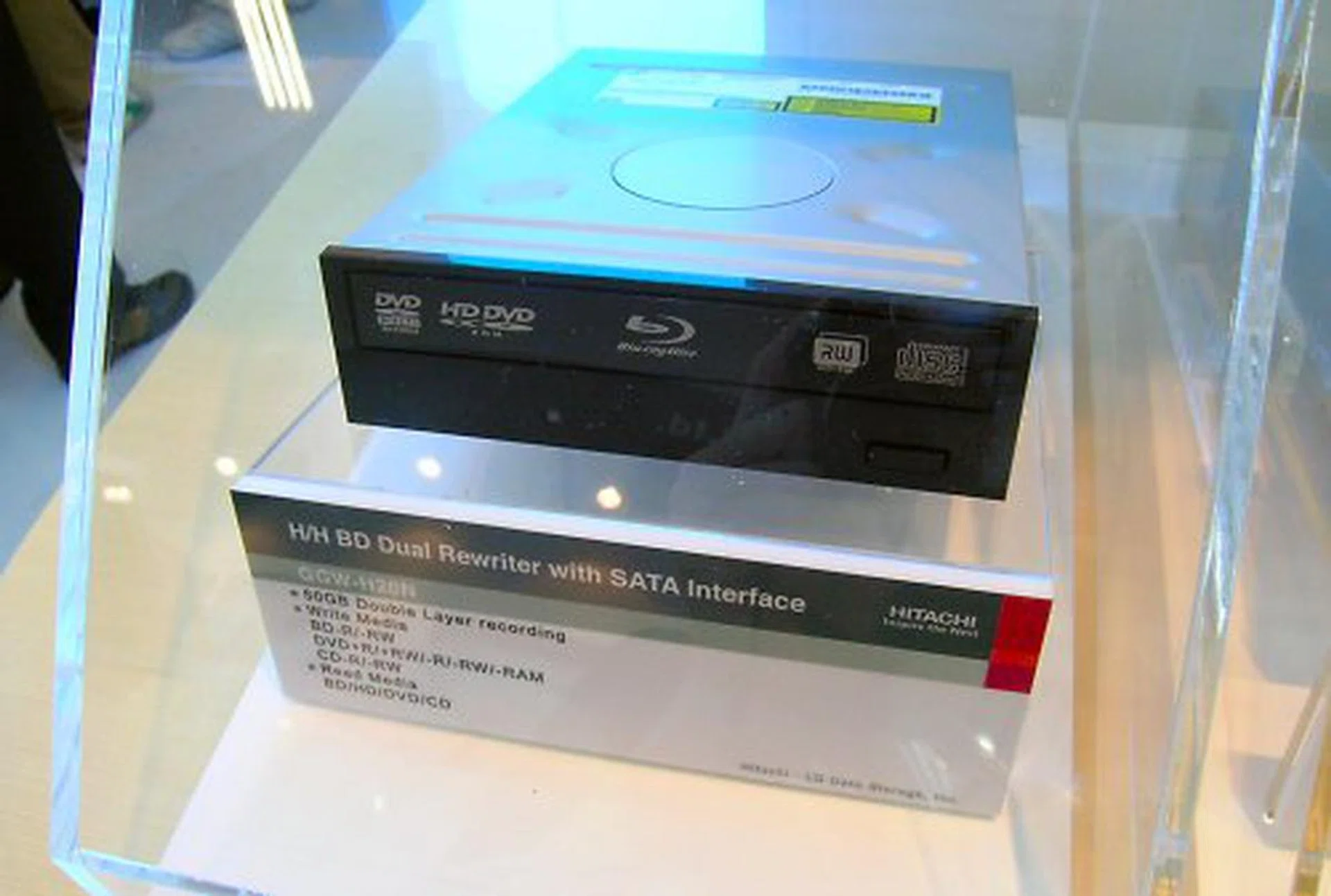  There is also the desktop variant sporting the same specifications as the slim rewriter. The CGW-H20N is also a SATA drive.  