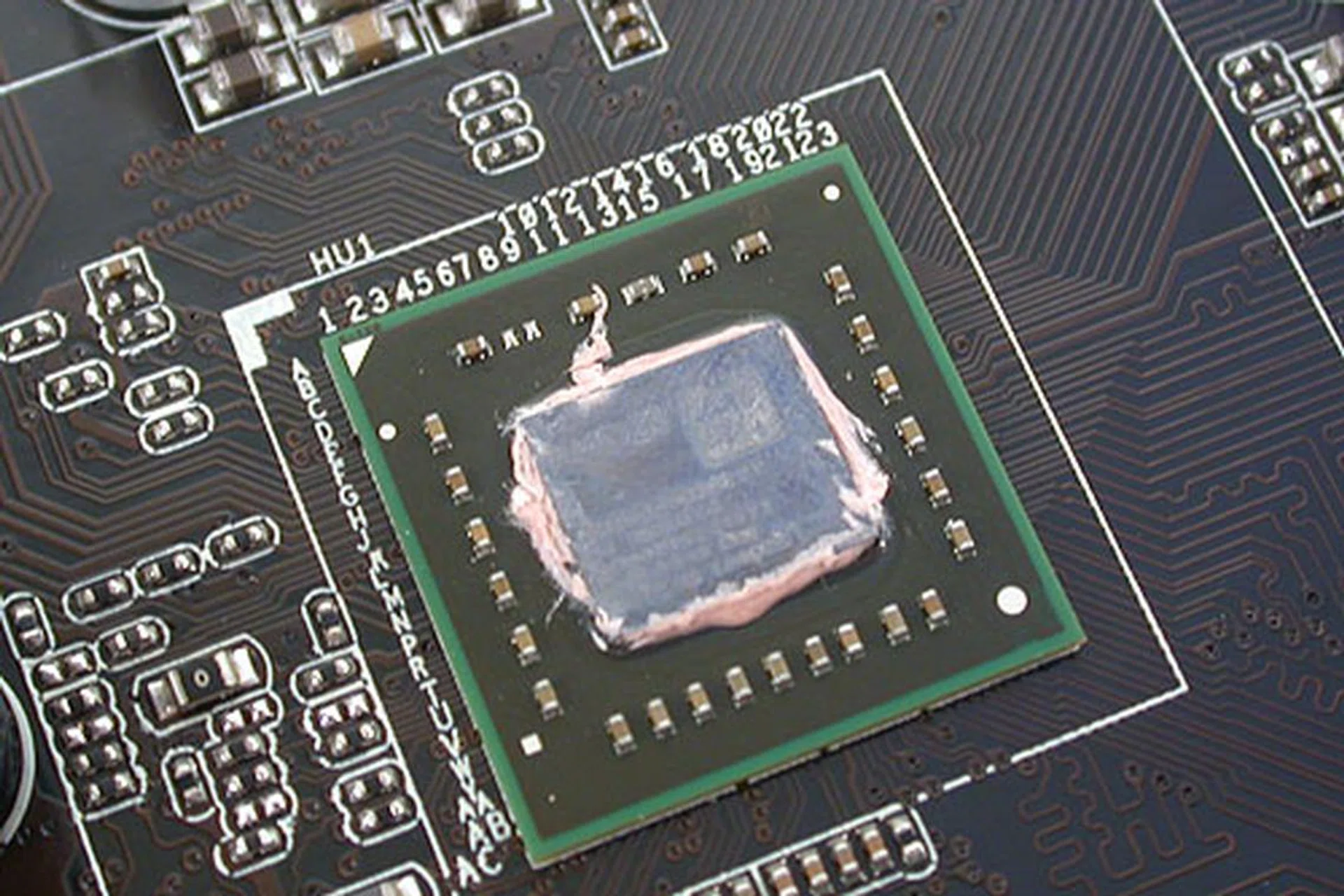 This small chip is the Zacate dual-core APU, manufactured using a 40nm process and with a low TDP of 18W. 