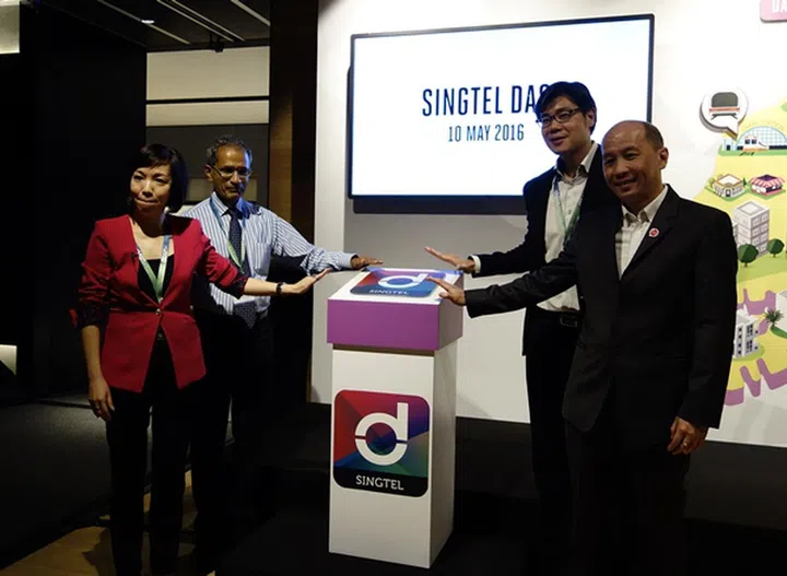 (from left to right, clockwise) Ms Gan Siok Hoon, Singtel’s Vice President of mCommerce; Mr Silvester Prakasam, Director, Fare System, Land Transport Authority; Mr Eugene Goh, Vice President, IT & Mobile, Samsung Electronics Singapore; Mr Yuen Kuan Moon, Singtel’s CEO of Consumer Singapore.