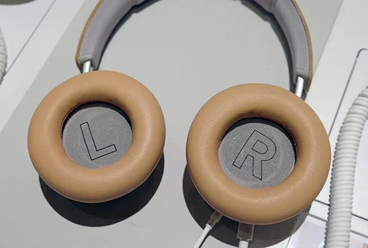 The ear pads are made out of genuine lambskin leather and filled with memory foam. As a result, they are extremely soft and plush.