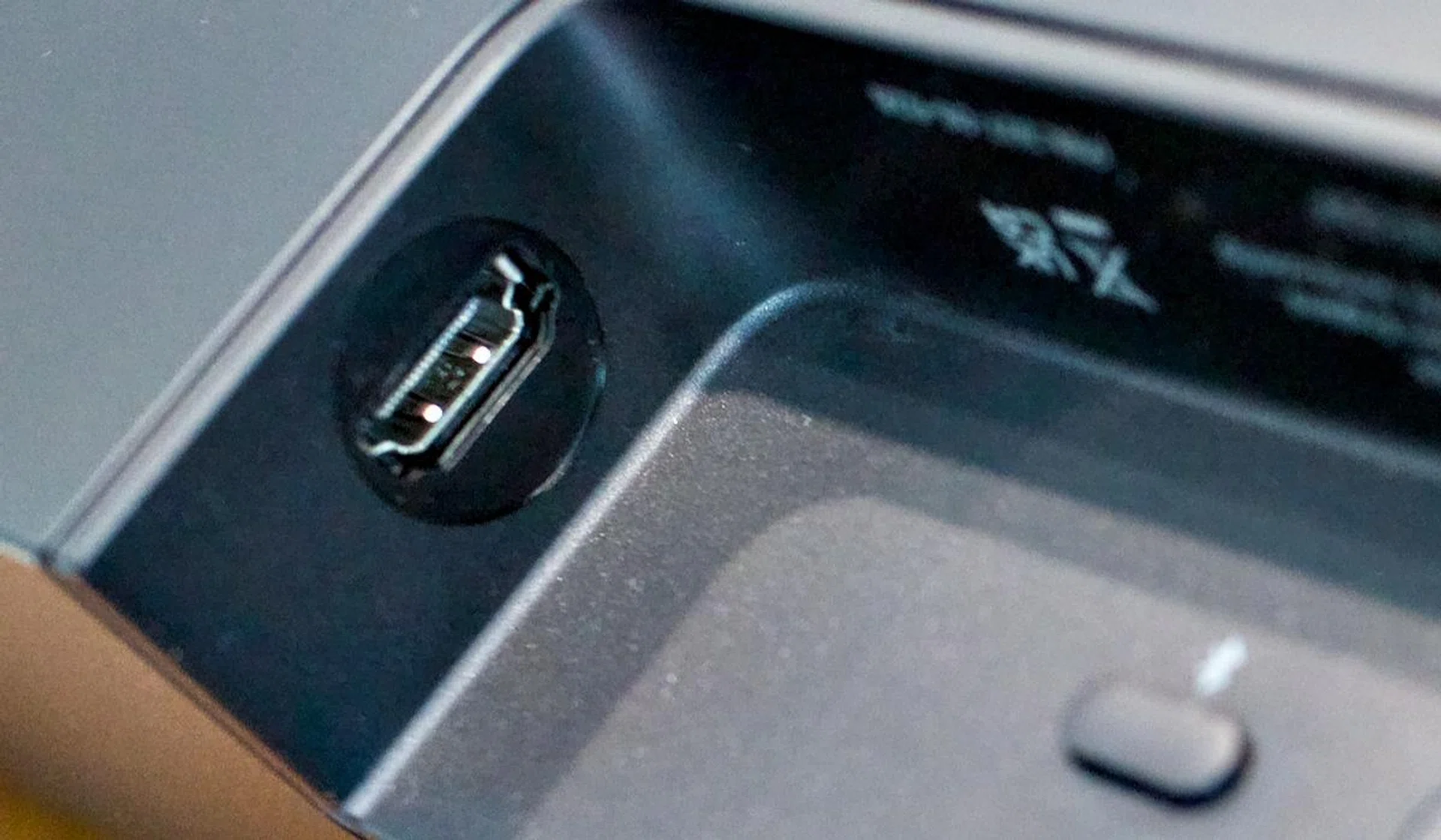 One of the Arc Ultra's biggest shortcoming is that it only has as single HDMI eARC port. This can complicate setup for users with multiple devices. Photo: HWZ