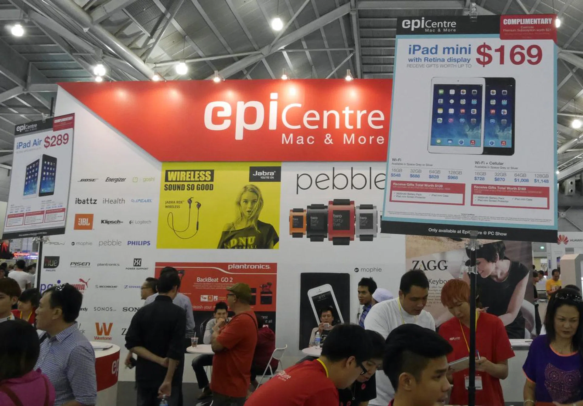 If you are aiming for Apple's latest tablet offerings, EpiCentre is including freebies worth up to $169 and $289 with the purchase of the iPad Mini with Retina Display and iPad Air respectively.