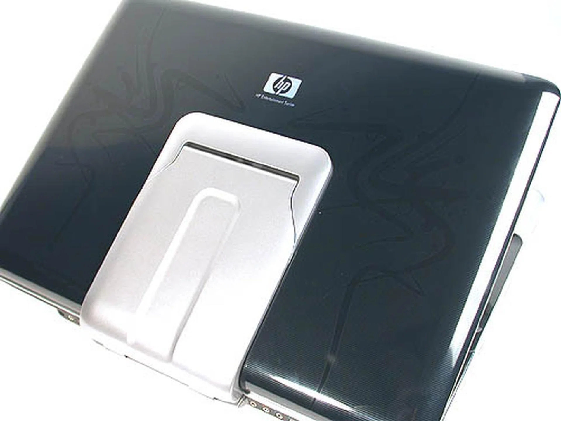 HP's unique imprint technology has been found in its new series of notebooks and this entertainment notebook has been tattooed with subtle stylistic curves that evoke an oriental dragon. Of course, having the 'Dragon' moniker helps to point us towards that interpretation. A large hinge keeps the heavy display attached to the main body of the notebook.