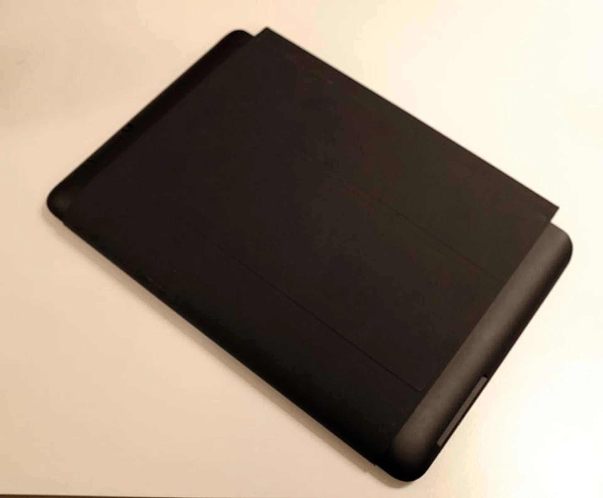 The Ultra Mobile keyboard has a cover that wraps around the device, but this pre-production unit doesn't look like it fits very well. Hopefully the final released version will fit better.